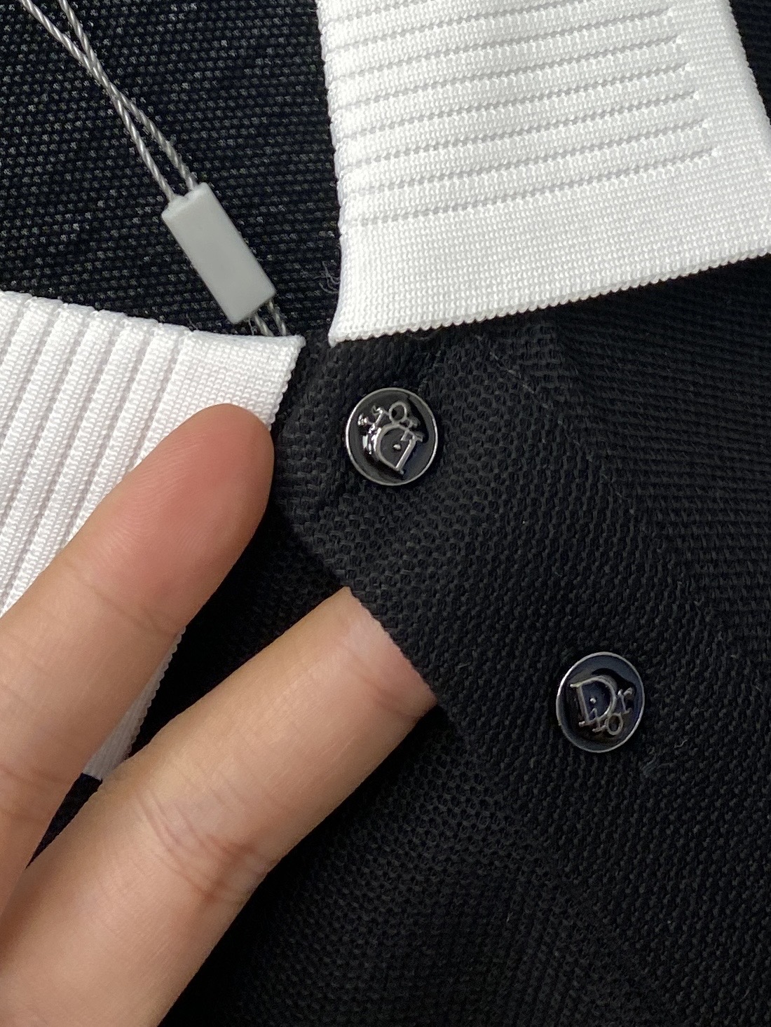 迪奥、2026新品短袖T恤，帅气时尚，胸前精致刺绣图案字母logo，简约百搭款。面料棉 不仅挺括，保持潮