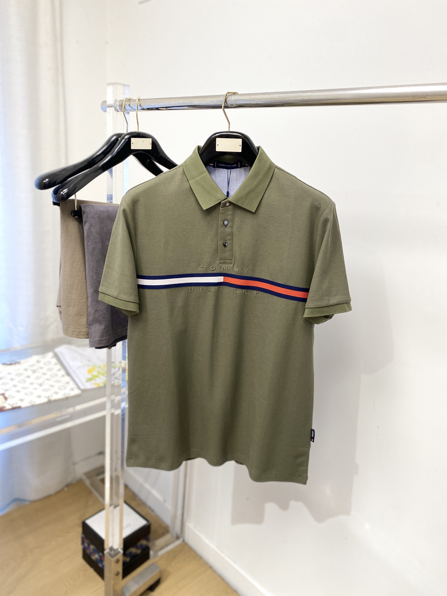 NO:831193,TOMMY, 2026 new short-sleeved T-shirt, handsome and fashionable, with exquisite embroidered letter logo on the chest, simple and versatile. The fabric cotton is not only crisp and maintains the trendy silhouette, but also comfortable to wear, and the yarn is more delicate. The size is M-4XL,, tom ford, T-shirt, tees, t-shirt,19860909TOMMY、2026新品短袖T恤,帅气时尚,胸前精致刺绣字母logo,简约百搭款.面料棉 不仅挺括,保持潮流的廓形,又穿着舒适,纱织更细腻,码数M-4XL,,tom ford,T-shirt,tees，t-shirt,,Men's clothing
