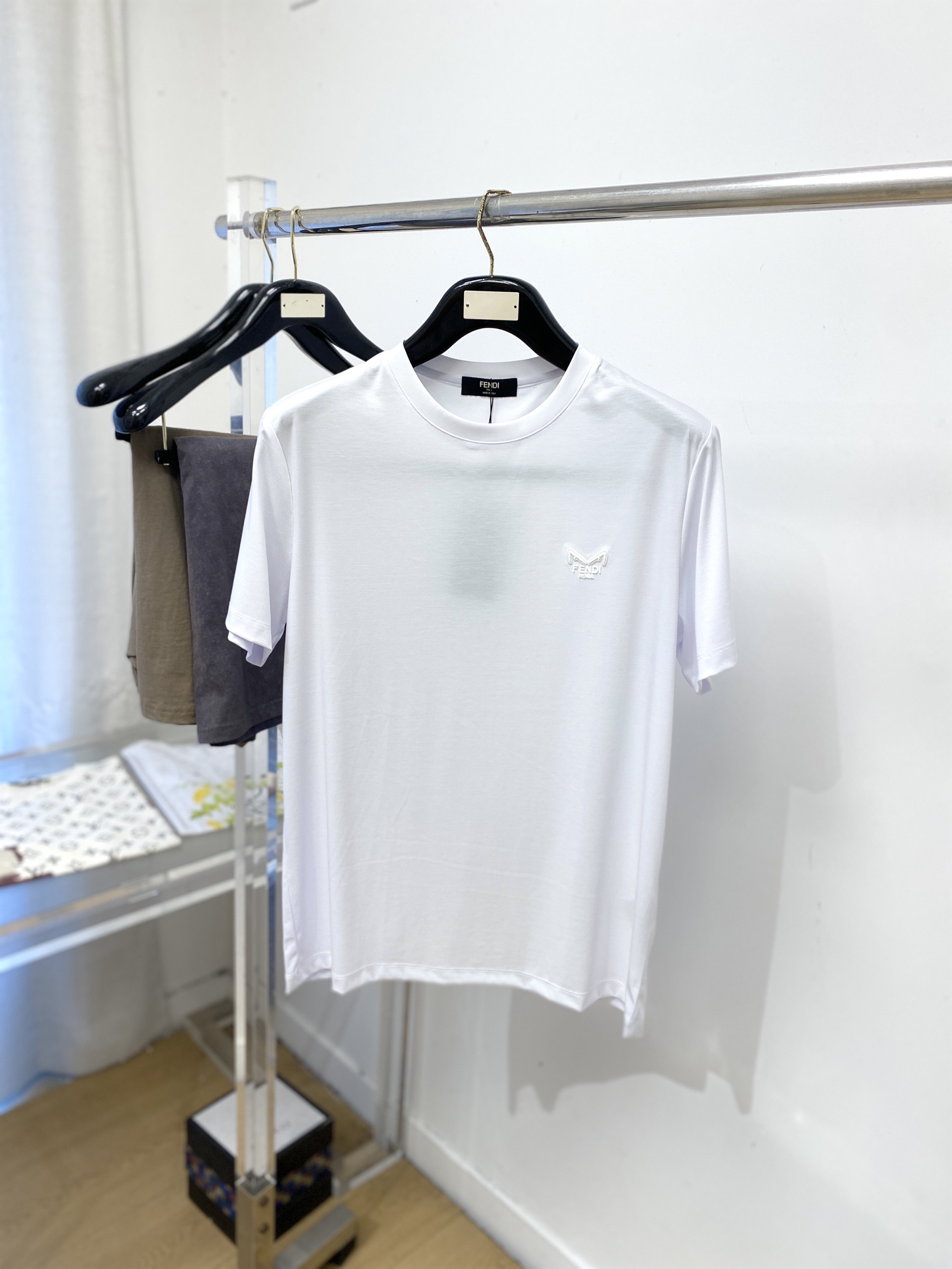 NO:831202,Fendi, 2026 new short-sleeved T-shirt, handsome and fashionable, with embossed printed letter logo on the chest, simple and versatile. The fabric cotton is not only crisp and maintains the trendy silhouette, but also comfortable to wear, and the yarn is more delicate. Size M-3XL,,fendi,T-shirt,tees,t-shirt,19860909芬迪、2026新品短袖T恤,帅气时尚,胸前设计凹凸印胶图案字母logo,简约百搭款.面料棉 不仅挺括,保持潮流的廓形,又穿着舒适,纱织更细腻,码数M-3XL,,fendi,T-shirt,tees，t-shirt,,Men's clothing