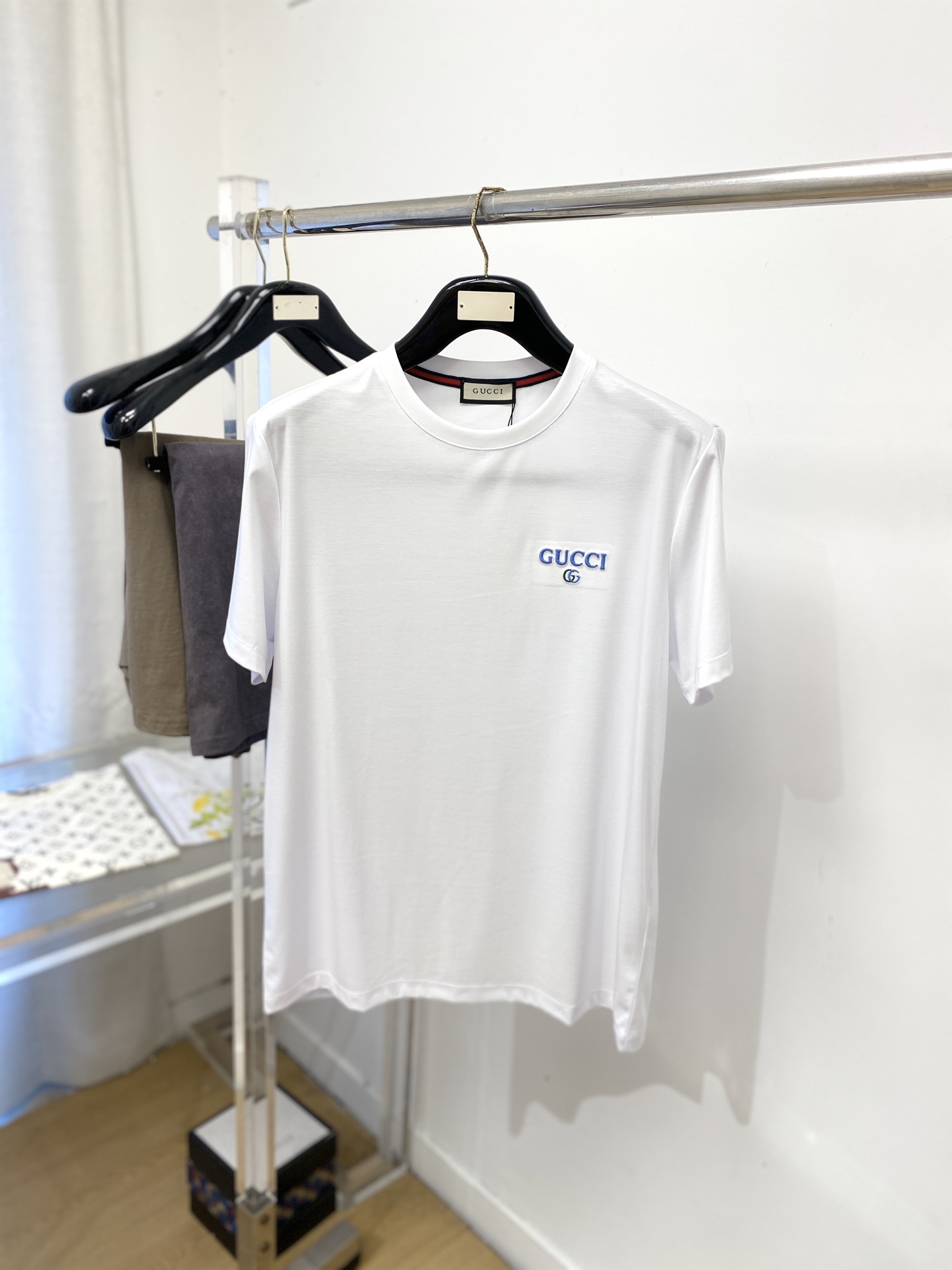 古奇、2026新品短袖T恤，帅气时尚，胸前精致刺绣字母logo，简约百搭款。面料棉 不仅挺括，保持潮流的