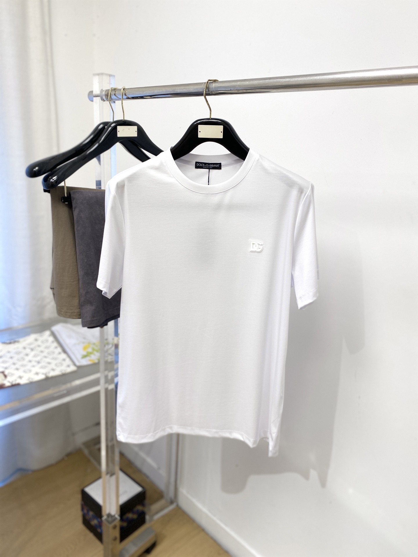 NO:831146,DG, 2026 new short-sleeved T-shirt, handsome and fashionable, with embossed printed letter logo on the chest, simple and versatile. The fabric cotton is not only crisp and maintains the trendy silhouette, but also comfortable to wear, and the yarn is more delicate. The size is M-3XL,, T-shirt, tees, t-shirt,19860909DG、2026新品短袖T恤,帅气时尚,胸前设计凹凸印胶字母logo,简约百搭款.面料棉 不仅挺括,保持潮流的廓形,又穿着舒适,纱织更细腻,码数M-3XL,,T-shirt,tees，t-shirt,,Men's clothing