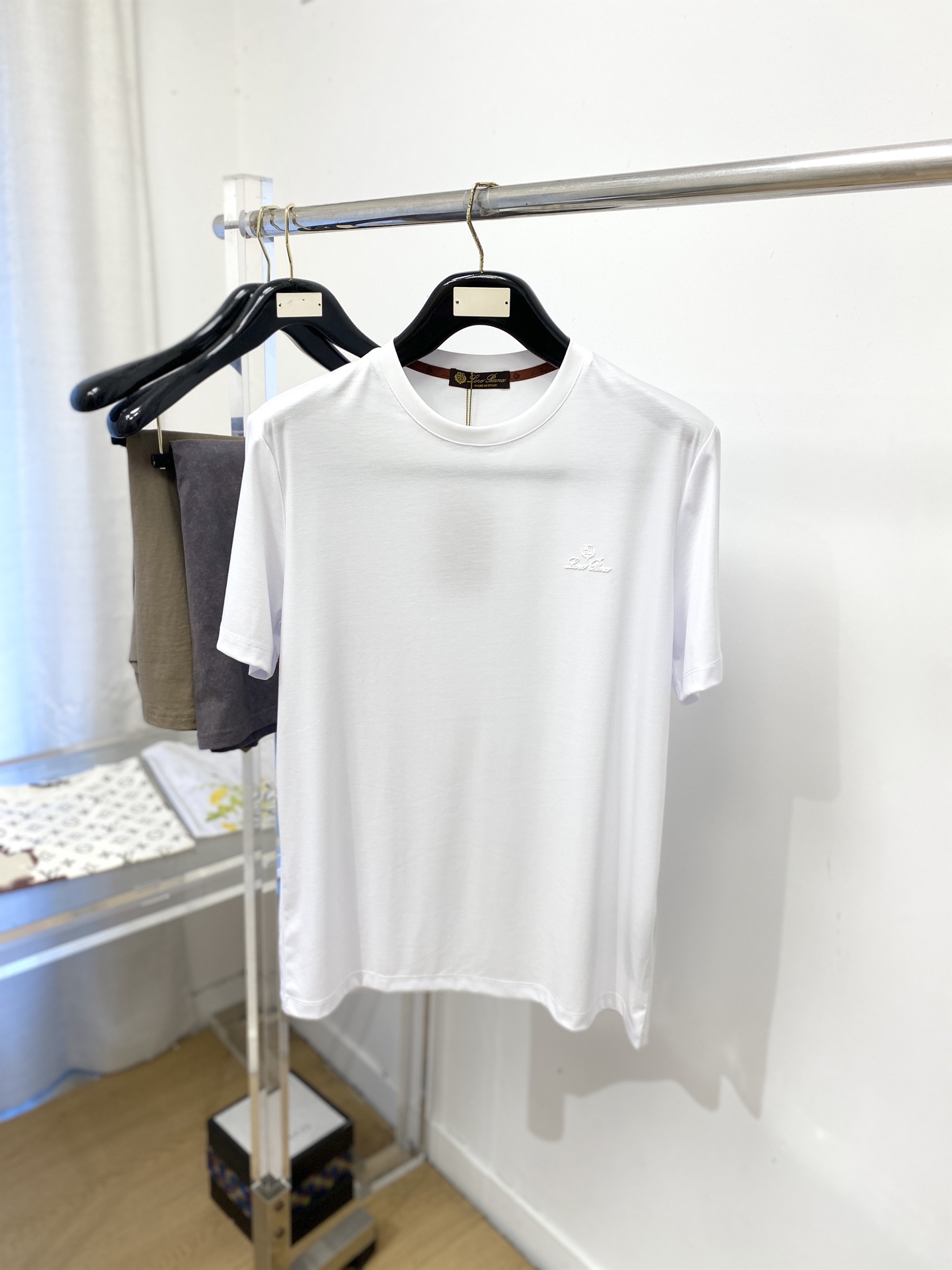 NO:831151,LP, 2026 new short-sleeved T-shirt, handsome and fashionable, top-notch printed letter logo on the chest, simple and versatile. The fabric cotton is not only crisp and maintains the trendy silhouette, but also comfortable to wear, and the yarn is more delicate. Size M-3XL, loro piana, T-shirt, tees, t-shirt,19860909LP、2026新品短袖T恤,帅气时尚,胸前顶级印胶图案字母logo,简约百搭款.面料棉 不仅挺括,保持潮流的廓形,又穿着舒适,纱织更细腻,码数M-3XL,,loro piana,T-shirt,tees，t-shirt,,Men's clothing