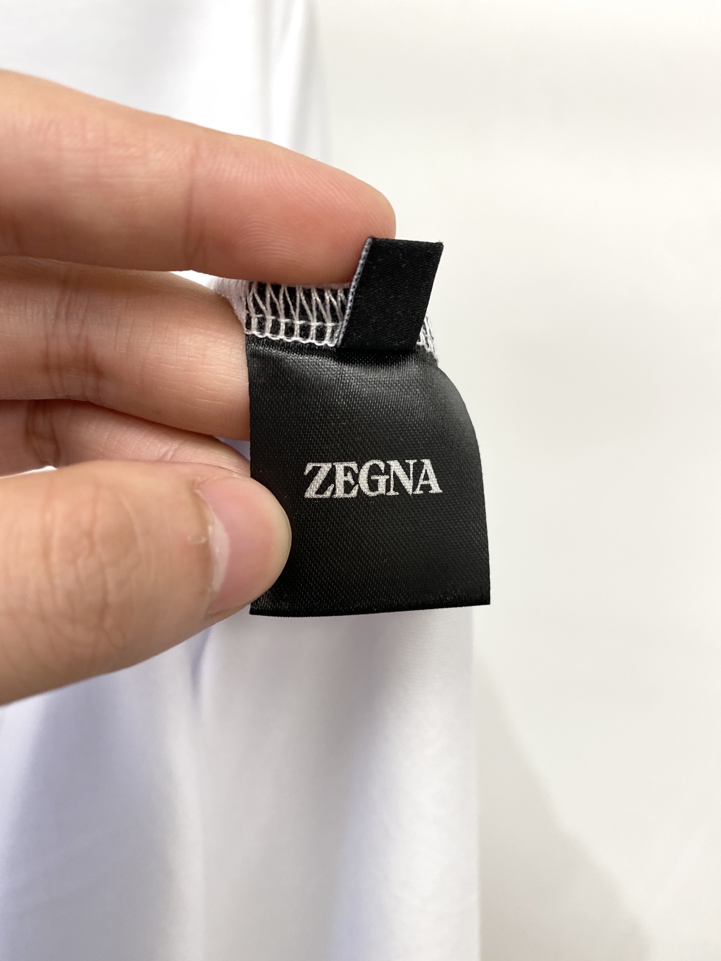 杰尼亚、2026新品短袖T恤，帅气时尚，胸前精致刺绣字母logo，简约百搭款。面料棉 不仅挺括，保持潮流