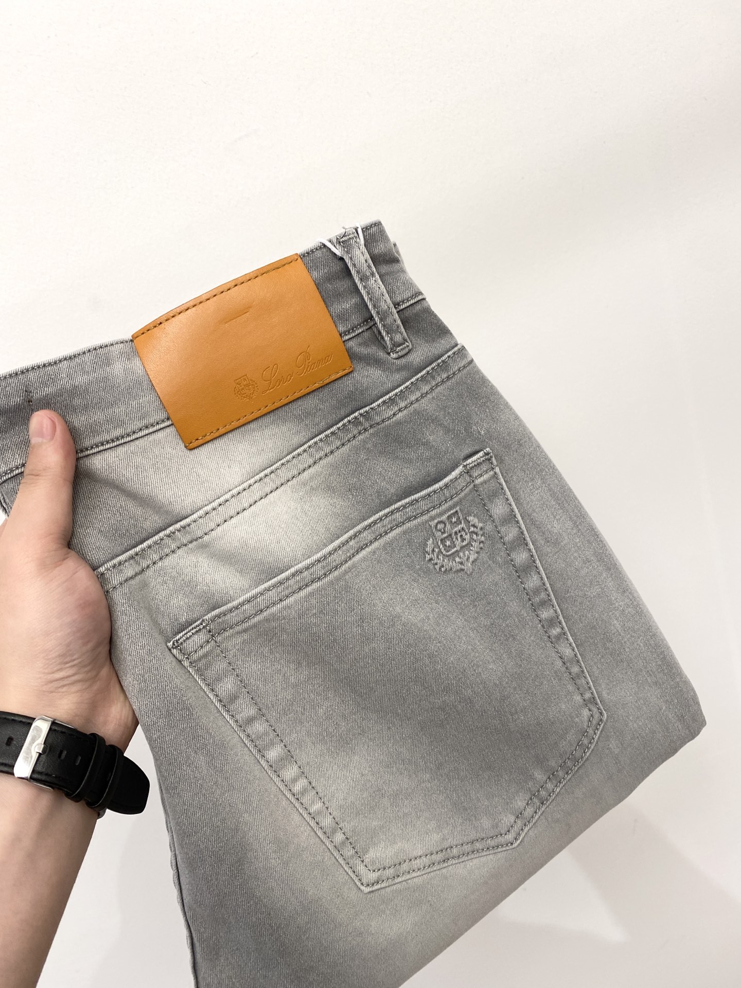 Loro Piana、2026最新品，专柜同步有售，原单狠货，水洗休闲牛仔裤，进口原版水洗弹力面料，舒适