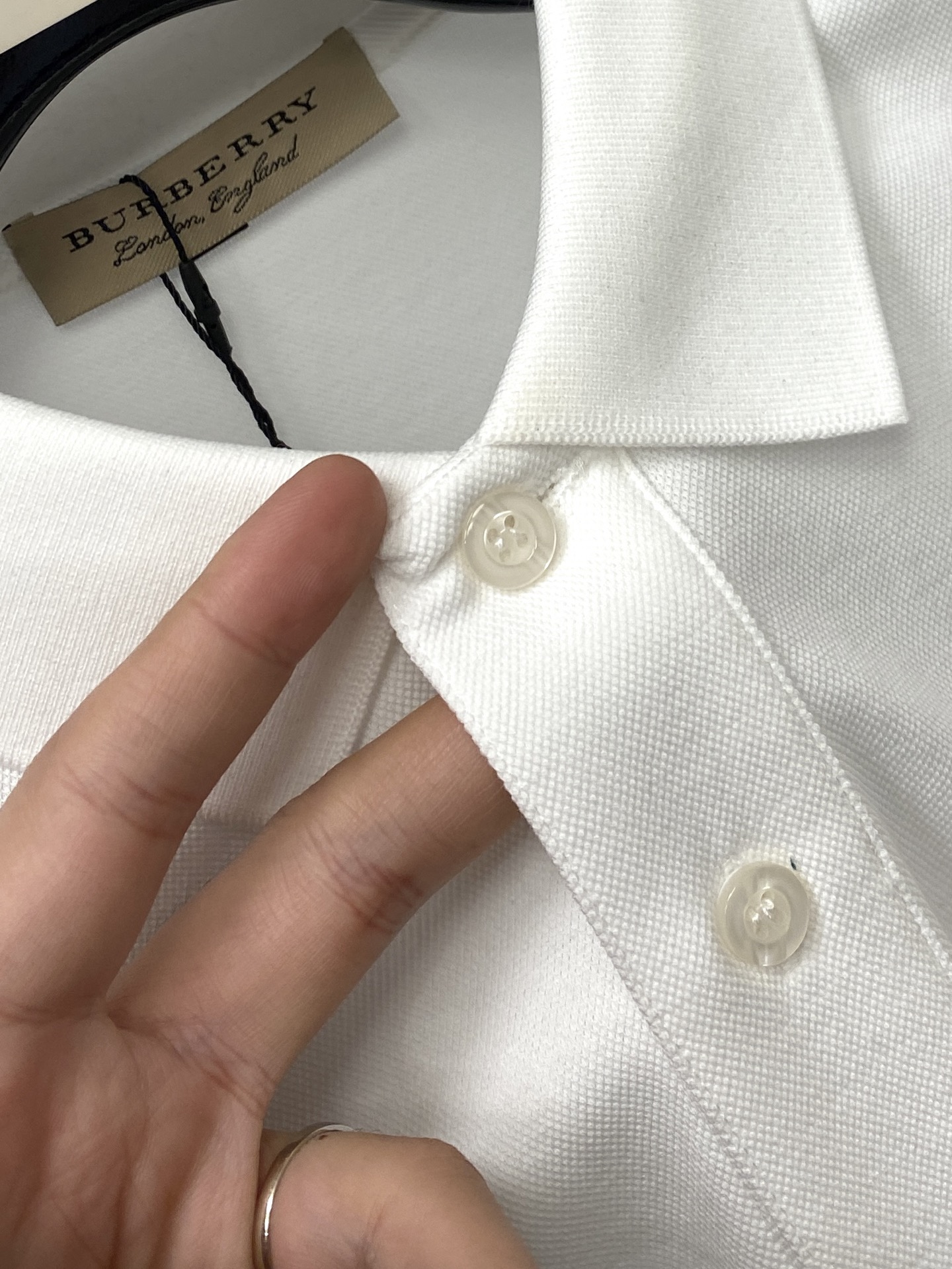 巴宝莉、2026新品短袖T恤，帅气时尚，胸前刺绣装饰字母logo，简约百搭款。面料棉 不仅挺括，保持潮流