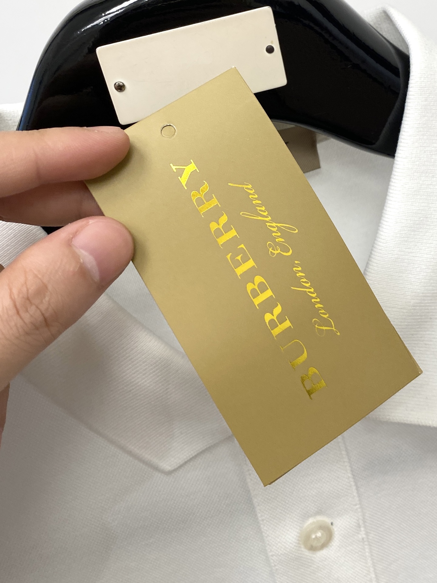巴宝莉、2026新品短袖T恤，帅气时尚，胸前刺绣装饰字母logo，简约百搭款。面料棉 不仅挺括，保持潮流