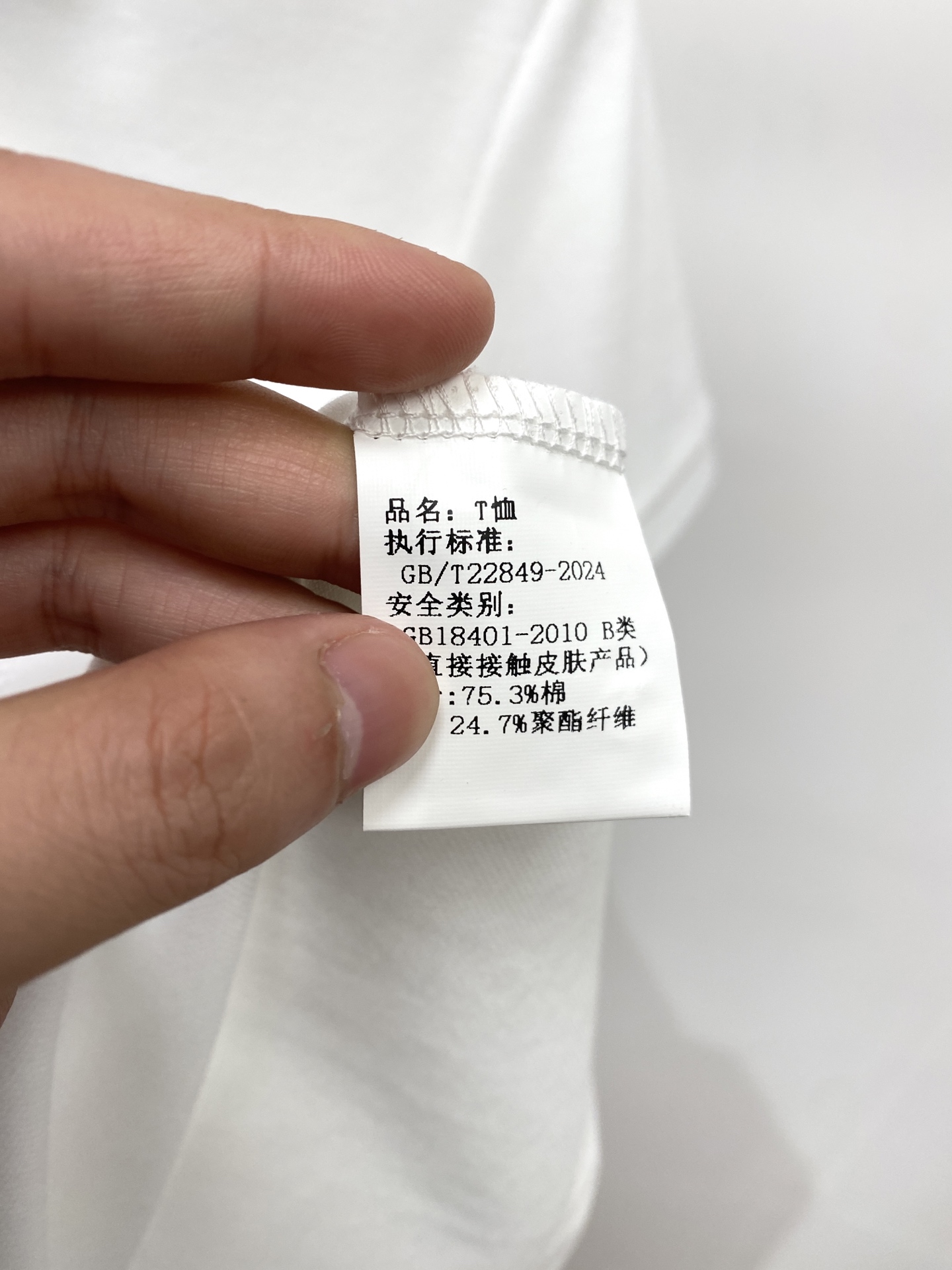 巴宝莉、2026新品短袖T恤，帅气时尚，胸前刺绣装饰字母logo，简约百搭款。面料棉 不仅挺括，保持潮流