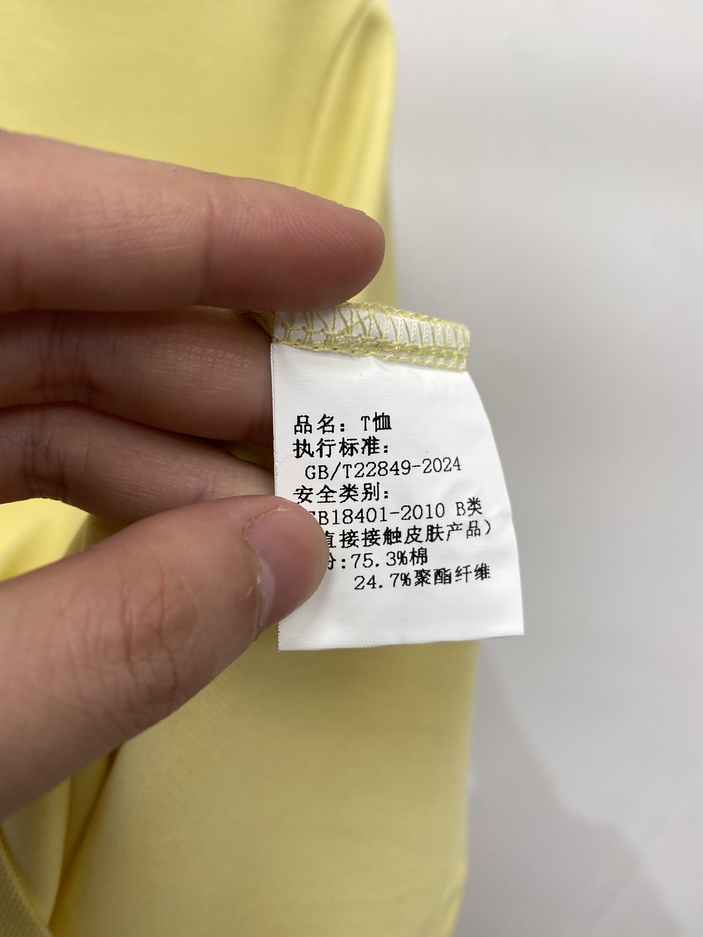 巴宝莉、2026新品短袖T恤，帅气时尚，胸前刺绣装饰字母logo，简约百搭款。面料棉 不仅挺括，保持潮流