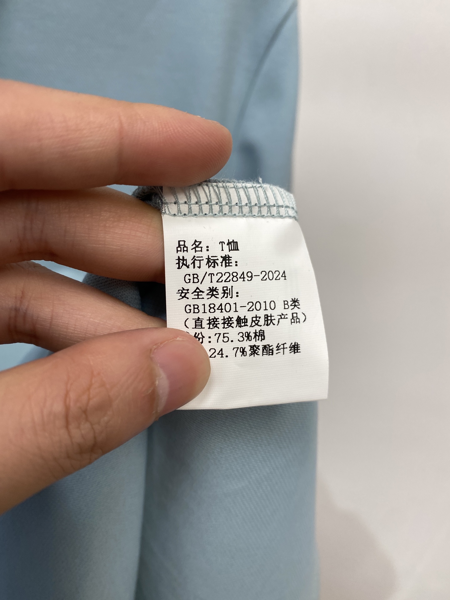 巴宝莉、2026新品短袖T恤，帅气时尚，胸前刺绣装饰字母logo，简约百搭款。面料棉 不仅挺括，保持潮流