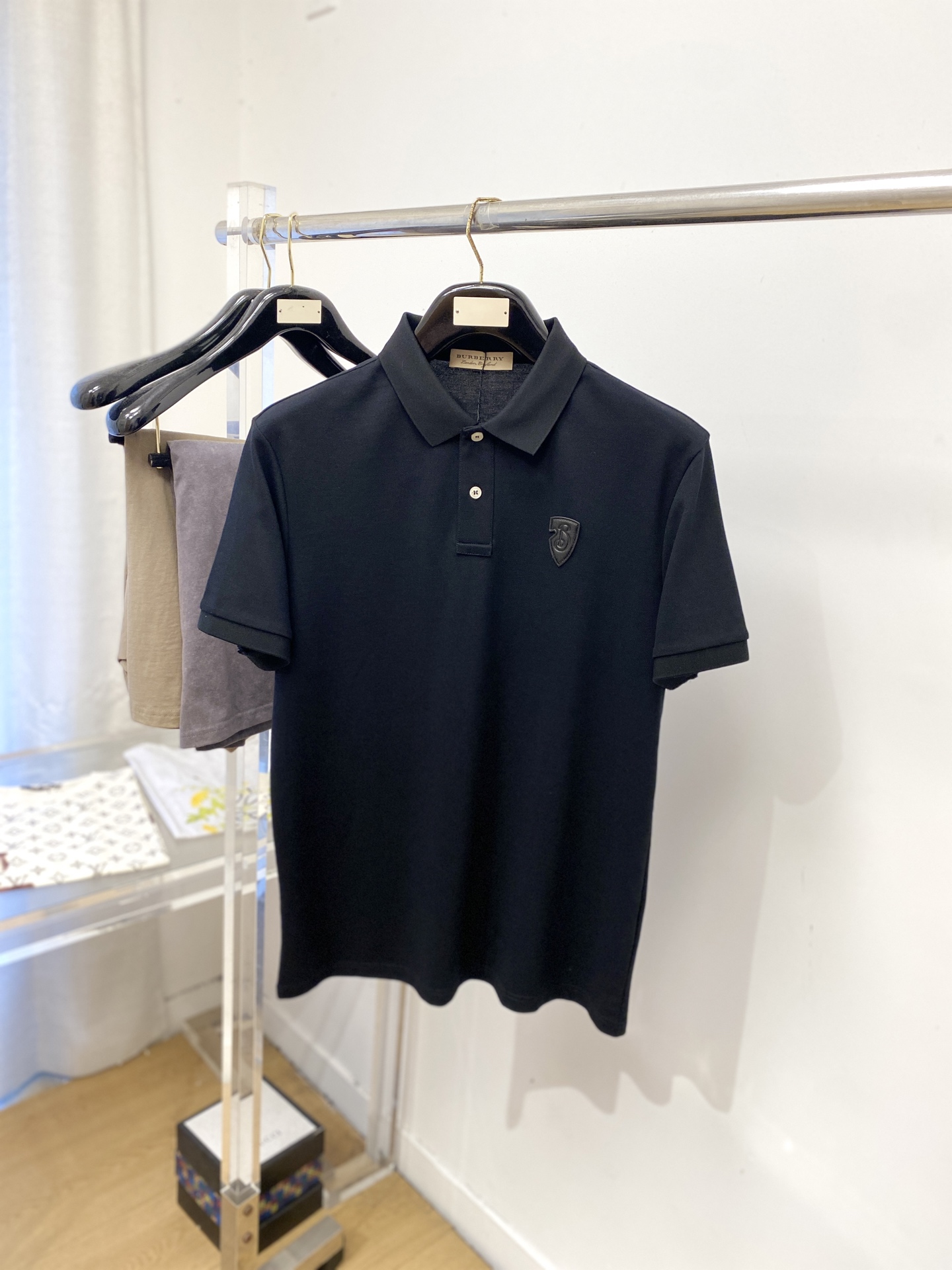 NO:831159,Burberry, 2026 new short-sleeved T-shirt, handsome and fashionable, with letter logo embroidered on the chest, simple and versatile. The fabric cotton is not only crisp and maintains the trendy silhouette, but also comfortable to wear, and the yarn is more delicate. The size is M-4XL,, burberry, T-shirt, tees, t-shirt,19860909巴宝莉、2026新品短袖T恤,帅气时尚,胸前刺绣装饰字母logo,简约百搭款.面料棉 不仅挺括,保持潮流的廓形,又穿着舒适,纱织更细腻,码数M-4XL,,burberry,T-shirt,tees，t-shirt,,Men's clothing