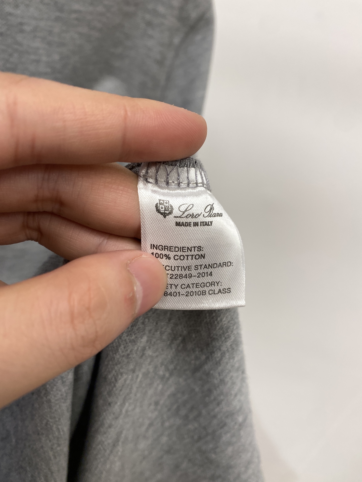 Loro Piana、2026新品短袖T恤，帅气时尚，胸前精致刺绣字母logo，简约百搭款。面料棉 不仅