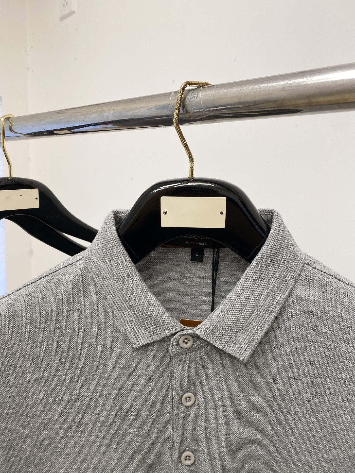 Loro Piana、2026新品短袖T恤，帅气时尚，胸前精致刺绣字母logo，简约百搭款。面料棉 不仅