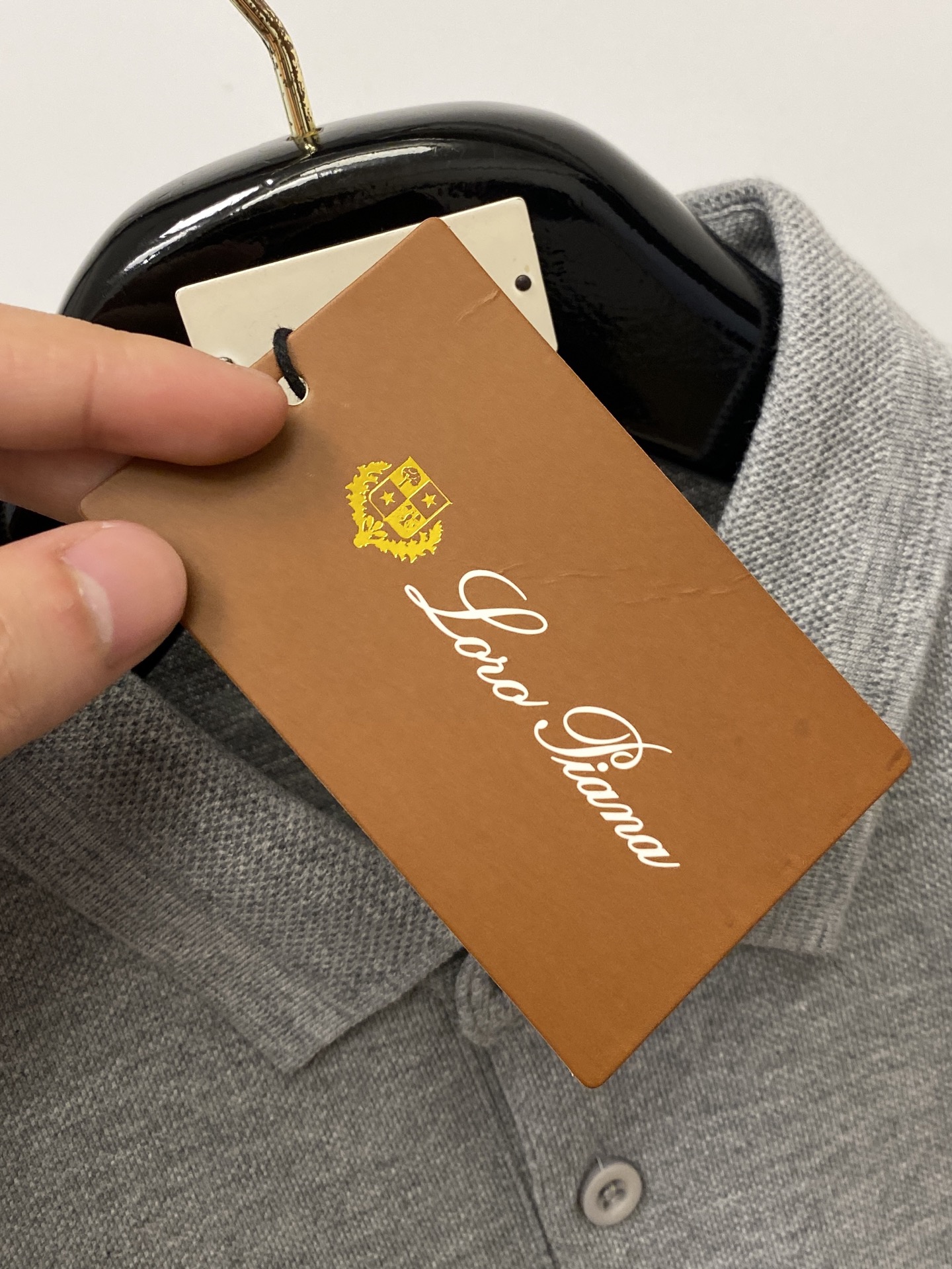 Loro Piana、2026新品短袖T恤，帅气时尚，胸前精致刺绣字母logo，简约百搭款。面料棉 不仅