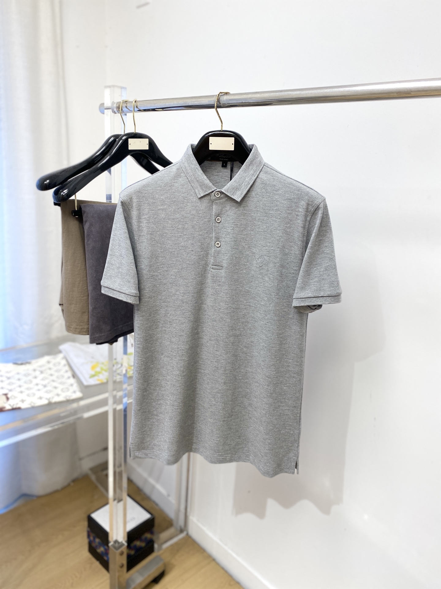 Loro Piana、2026新品短袖T恤，帅气时尚，胸前精致刺绣字母logo，简约百搭款。面料棉 不仅