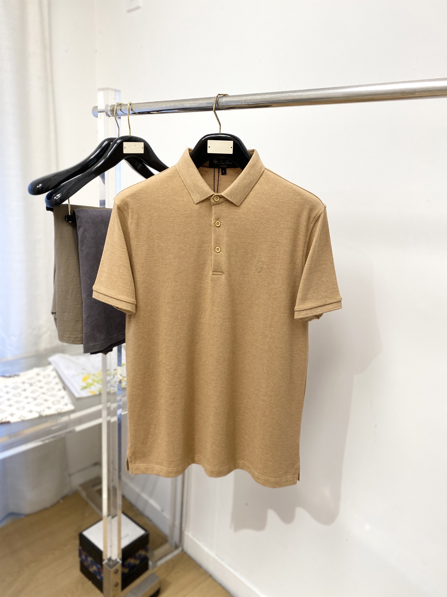 Loro Piana、2026新品短袖T恤，帅气时尚，胸前精致刺绣字母logo，简约百搭款。面料棉 不仅