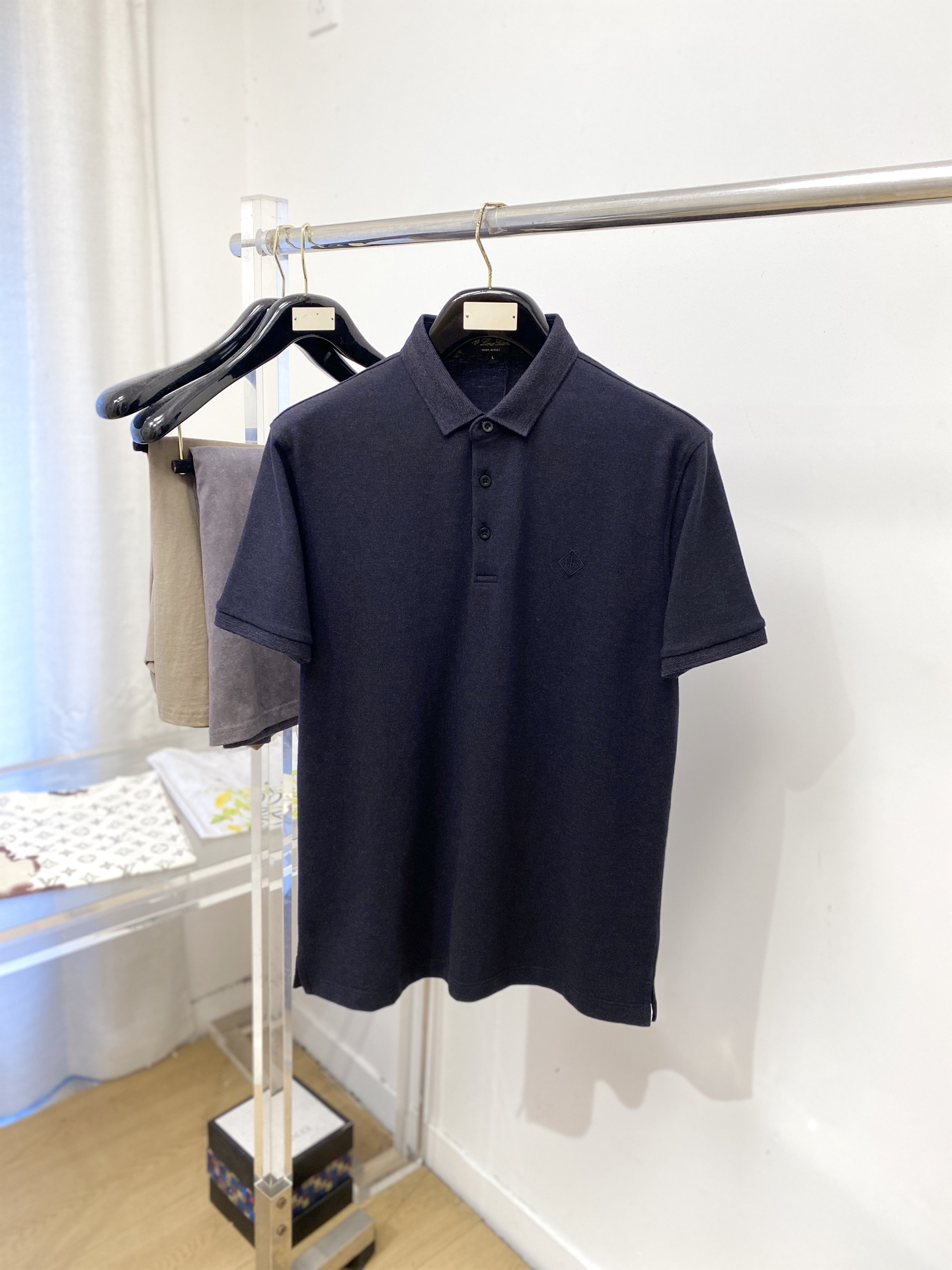 NO:831167,LP, 2026 new short-sleeved T-shirt, handsome and fashionable, with exquisite embroidered letter logo on the chest, simple and versatile. The fabric cotton is not only crisp and maintains the trendy silhouette, but also comfortable to wear, and the yarn is more delicate. Size M-4XL, loro piana, T-shirt, tees, t-shirt,19860909LP、2026新品短袖T恤,帅气时尚,胸前精致刺绣字母logo,简约百搭款.面料棉 不仅挺括,保持潮流的廓形,又穿着舒适,纱织更细腻,码数M-4XL,,loro piana,T-shirt,tees，t-shirt,,Men's clothing