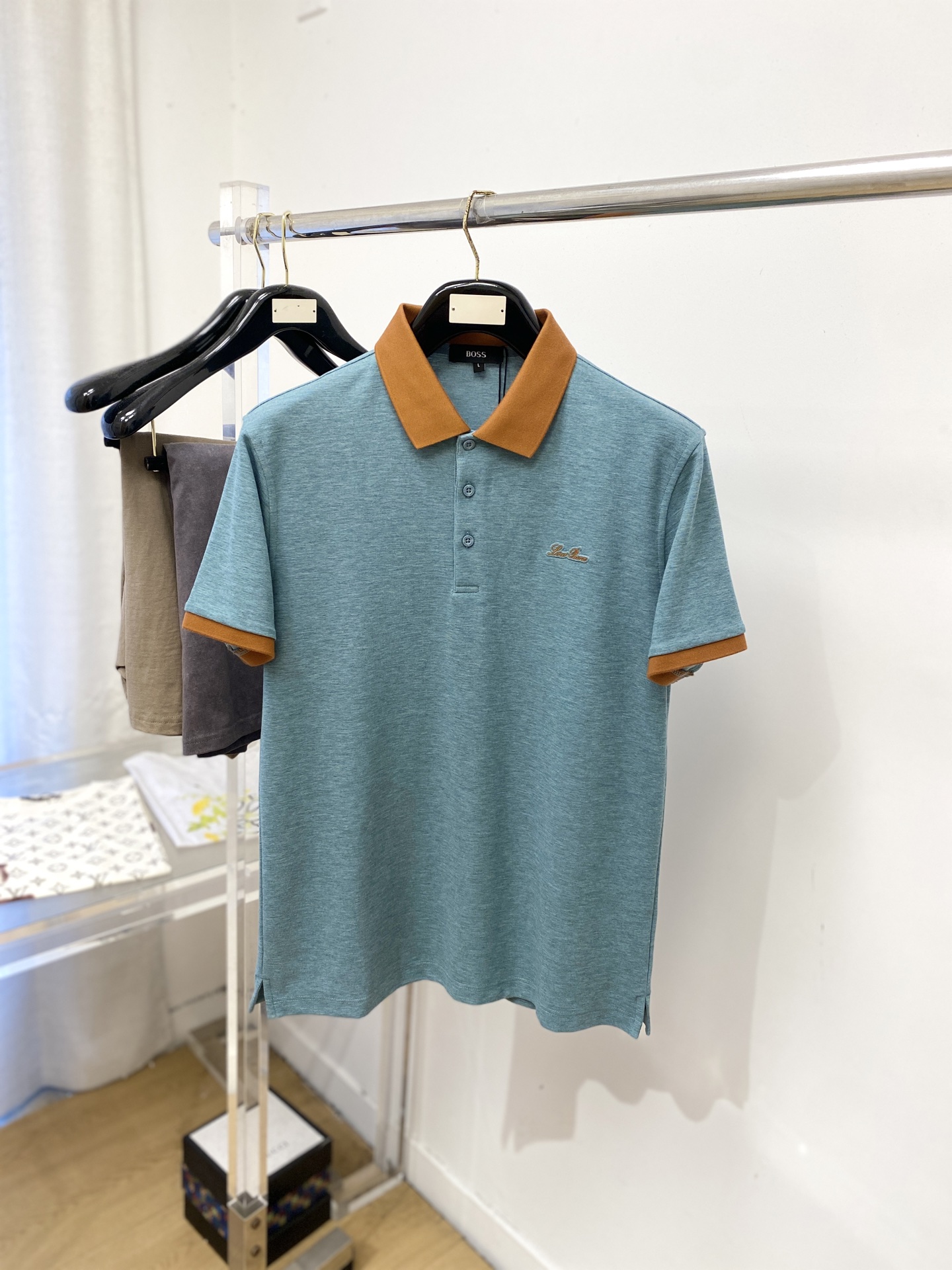 NO:831174,LP, 2026 new short-sleeved T-shirt, handsome and fashionable, top-notch printed letter logo on the chest, simple and versatile. The fabric cotton is not only crisp and maintains the trendy silhouette, but also comfortable to wear, and the yarn is more delicate. Size M-4XL, loro piana, T-shirt, tees, t-shirt,19860909LP、2026新品短袖T恤,帅气时尚,胸前顶级印胶字母logo,简约百搭款.面料棉 不仅挺括,保持潮流的廓形,又穿着舒适,纱织更细腻,码数M-4XL,,loro piana,T-shirt,tees，t-shirt,,Men's clothing