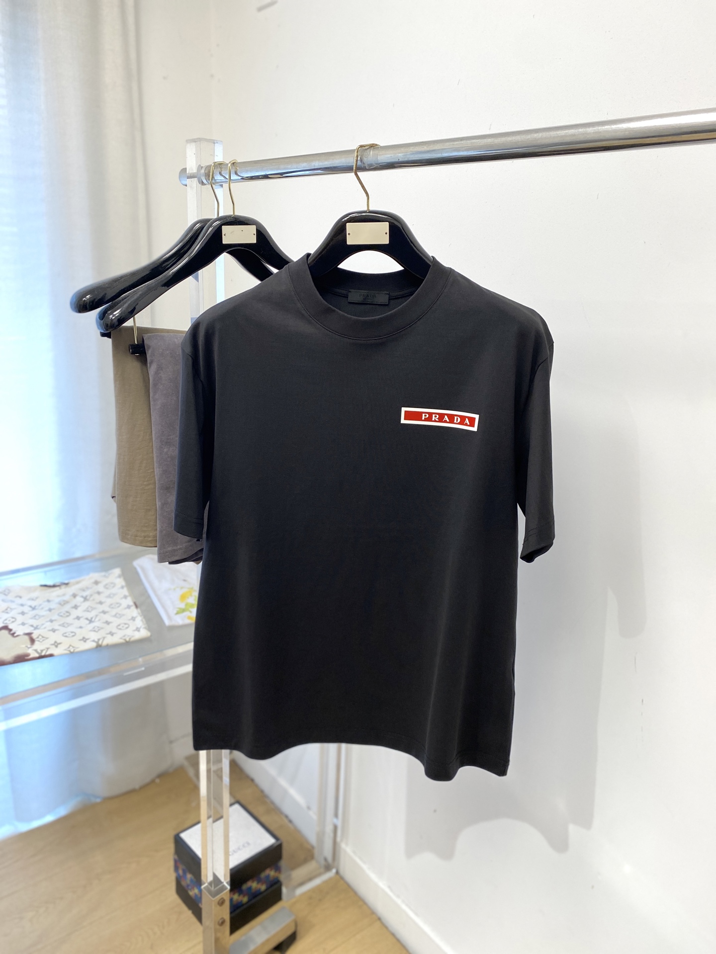 NO:847261,Prada, 2026 new short-sleeved T-shirt, handsome and fashionable, top-notch printed letter logo on the chest, simple and versatile. The fabric cotton is not only crisp and maintains the trendy silhouette, but also comfortable to wear, and the yarn is more delicate. Size M-3XL, prada, T-shirt, tees, t-shirt,19860909普拉达、2026新品短袖T恤,帅气时尚,胸前顶级印胶字母logo,简约百搭款.面料棉 不仅挺括,保持潮流的廓形,又穿着舒适,纱织更细腻,码数M-3XL,,prada,T-shirt,tees，t-shirt,,Men's clothing