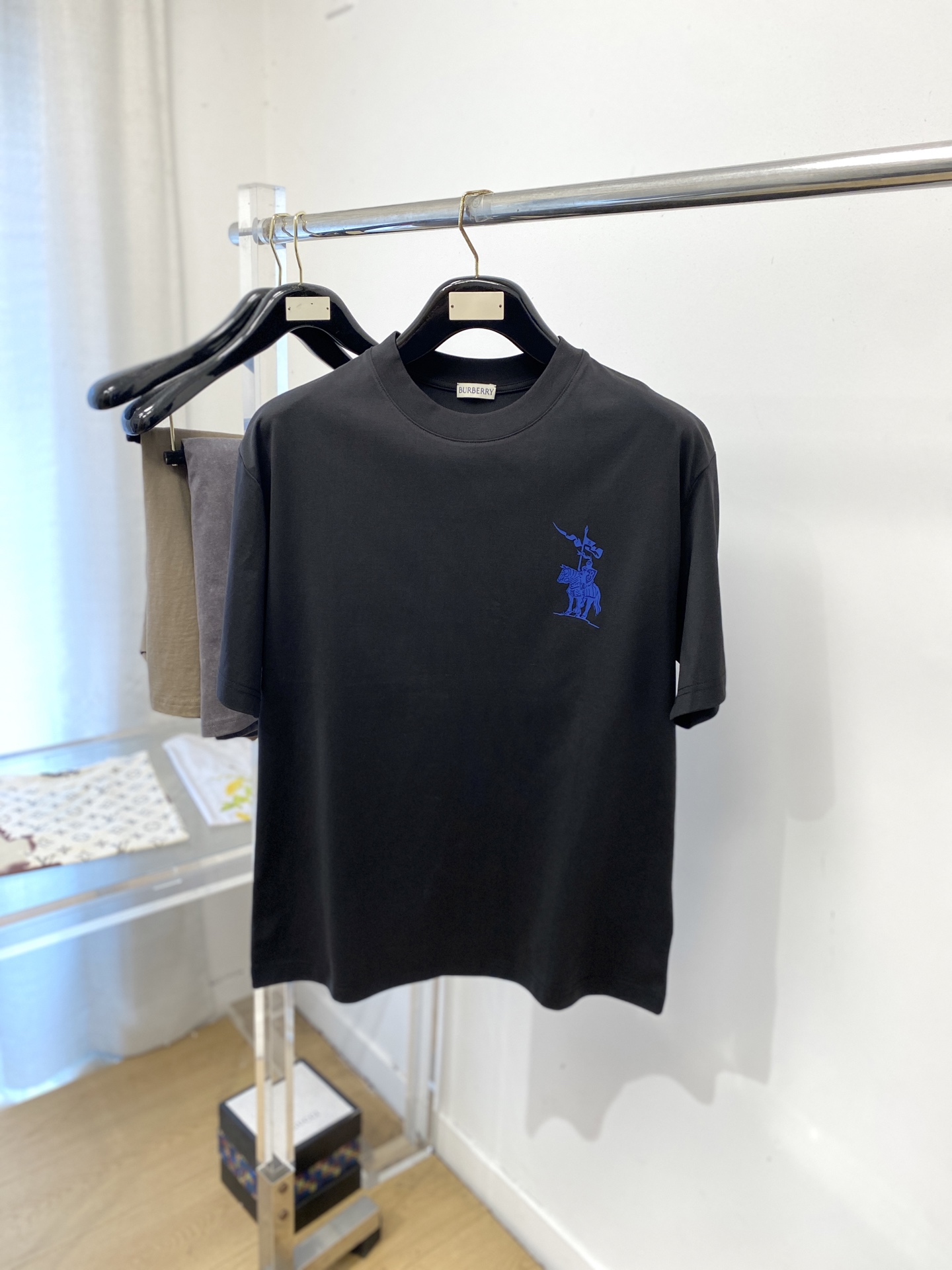 NO:847263,Burberry, 2026 new short-sleeved T-shirt, handsome and fashionable, top-notch printed logo on the chest, simple and versatile. The fabric cotton is not only crisp and maintains the trendy silhouette, but also comfortable to wear, and the yarn is more delicate. Size M-3XL, burberry, T-shirt, tees, t-shirt,19860909巴宝莉、2026新品短袖T恤,帅气时尚,胸前顶级印胶图案logo,简约百搭款.面料棉 不仅挺括,保持潮流的廓形,又穿着舒适,纱织更细腻,码数M-3XL,,burberry,T-shirt,tees，t-shirt,,Men's clothing