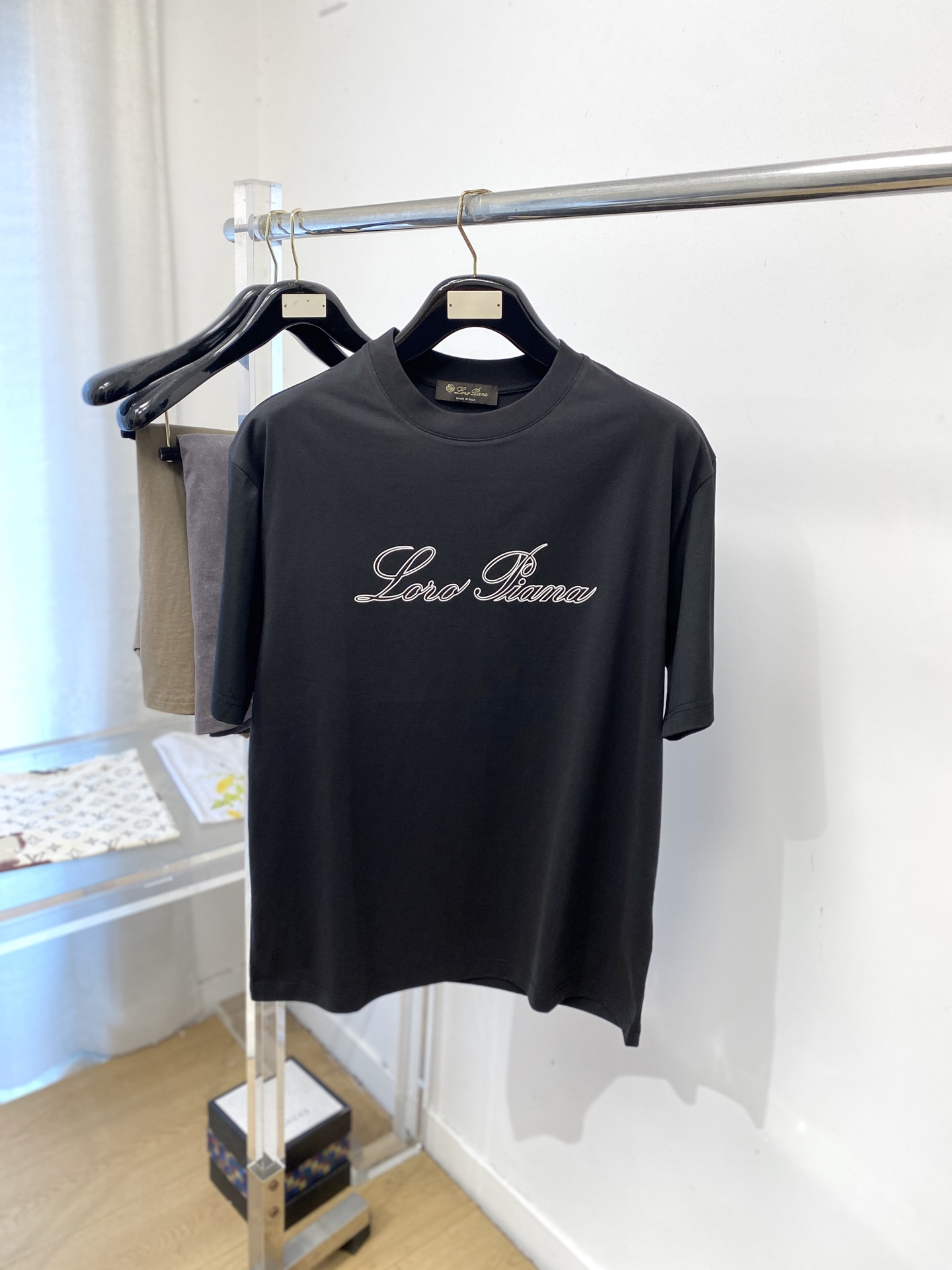 NO:847265,LP, 2026 new short-sleeved T-shirt, handsome and fashionable, with exquisite embroidered letter logo on the chest, simple and versatile. The fabric cotton is not only crisp and maintains the trendy silhouette, but also comfortable to wear, and the yarn is more delicate. Size M-3XL, loro piana, T-shirt, tees, t-shirt,19860909LP、2026新品短袖T恤,帅气时尚,胸前精致刺绣字母logo,简约百搭款.面料棉 不仅挺括,保持潮流的廓形,又穿着舒适,纱织更细腻,码数M-3XL,,loro piana,T-shirt,tees，t-shirt,,Men's clothing