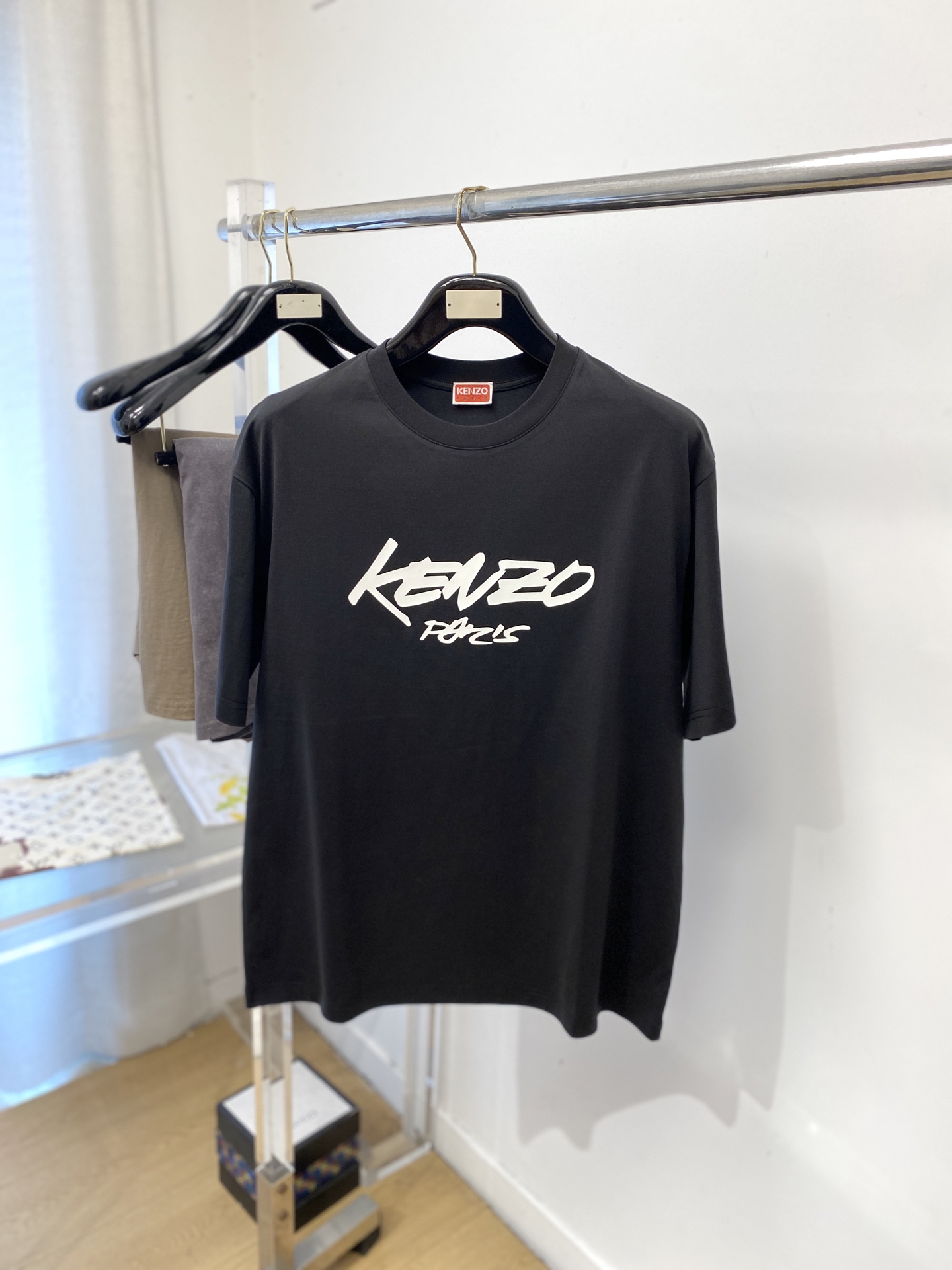 NO:847267,KENZO, 2026 new short-sleeved T-shirt, handsome and fashionable, top-notch printed letter logo on the chest, simple and versatile. The fabric cotton is not only crisp and maintains the trendy silhouette, but also comfortable to wear, and the yarn is more delicate. The size is M-3XL,, T-shirt, tees, t-shirt,19860909KENZO、2026新品短袖T恤,帅气时尚,胸前顶级印花字母logo,简约百搭款.面料棉 不仅挺括,保持潮流的廓形,又穿着舒适,纱织更细腻,码数M-3XL,,T-shirt,tees，t-shirt,,Men's clothing