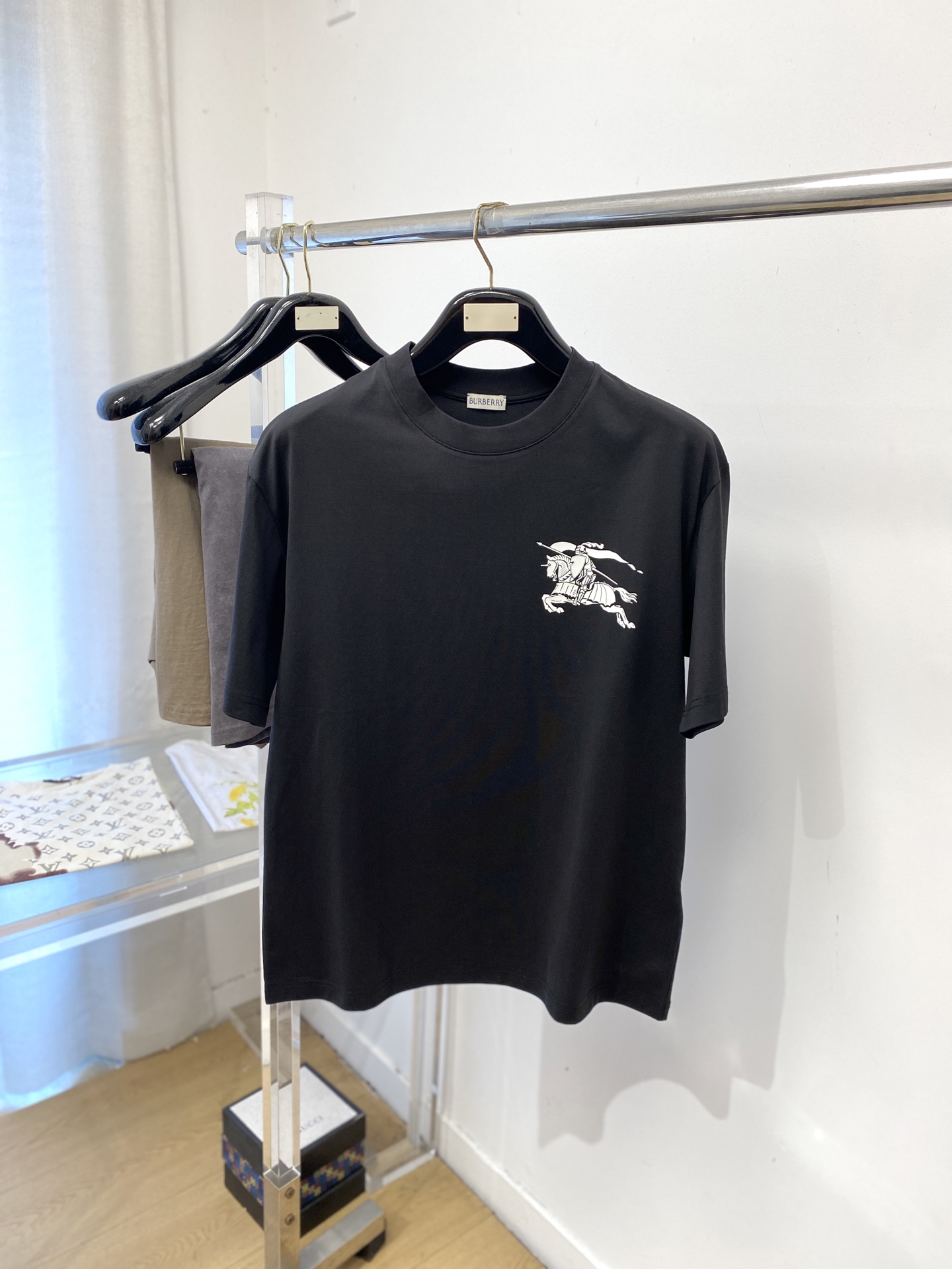 NO:847268,Burberry, 2026 new short-sleeved T-shirt, handsome and fashionable, top-notch printed logo on the chest, simple and versatile. The fabric cotton is not only crisp and maintains the trendy silhouette, but also comfortable to wear, and the yarn is more delicate. Size M-3XL, burberry, T-shirt, tees, t-shirt,19860909巴宝莉、2026新品短袖T恤,帅气时尚,胸前顶级印胶图案logo,简约百搭款.面料棉 不仅挺括,保持潮流的廓形,又穿着舒适,纱织更细腻,码数M-3XL,,burberry,T-shirt,tees，t-shirt,,Men's clothing