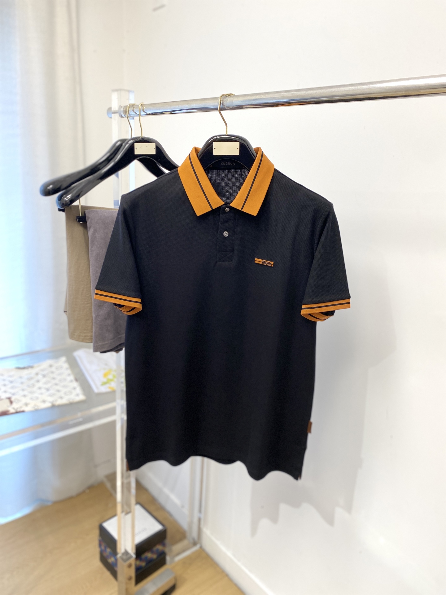 NO:847271,Zegna, 2026 new short-sleeved T-shirt, handsome and fashionable, with embossed printed letter logo on the chest, simple and versatile. The fabric cotton is not only crisp and maintains the trendy silhouette, but also comfortable to wear, and the yarn is more delicate. Size M-3XL,,zegna,T-shirt,tees,t-shirt,19860909杰尼亚、2026新品短袖T恤,帅气时尚,胸前设计凹凸印胶字母logo,简约百搭款.面料棉 不仅挺括,保持潮流的廓形,又穿着舒适,纱织更细腻,码数M-3XL,,zegna,T-shirt,tees，t-shirt,,Men's clothing