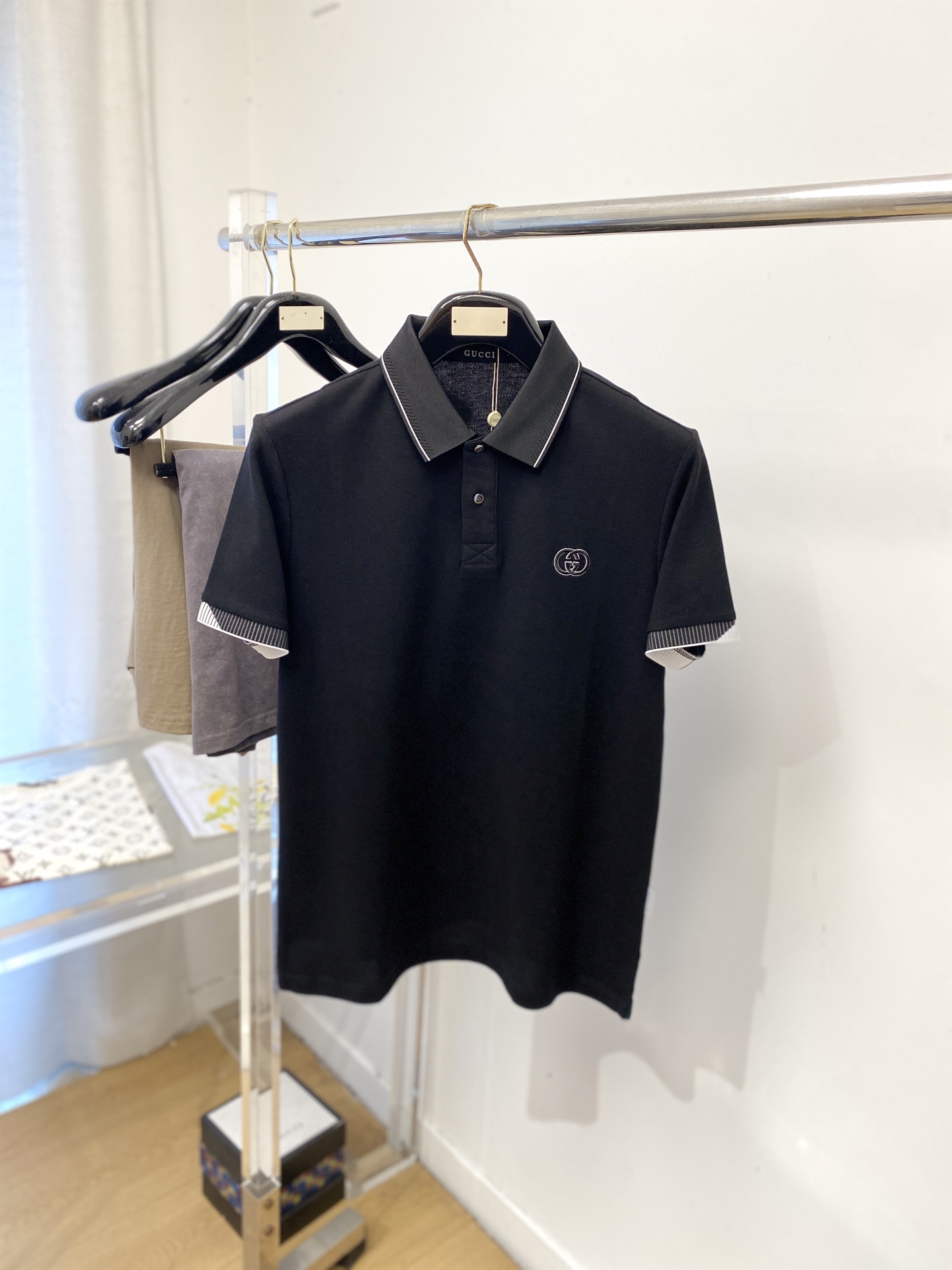 NO:847273,Gucci, 2026 new short-sleeved T-shirt, handsome and fashionable, with exquisite embroidered letter logo on the chest, simple and versatile. The fabric cotton is not only crisp and maintains the trendy silhouette, but also comfortable to wear, and the yarn is more delicate. The size is M-3XL,, T-shirt, tees, t-shirt,19860909古奇、2026新品短袖T恤,帅气时尚,胸前精致刺绣字母logo,简约百搭款.面料棉 不仅挺括,保持潮流的廓形,又穿着舒适,纱织更细腻,码数M-3XL,,T-shirt,tees，t-shirt,,Men's clothing