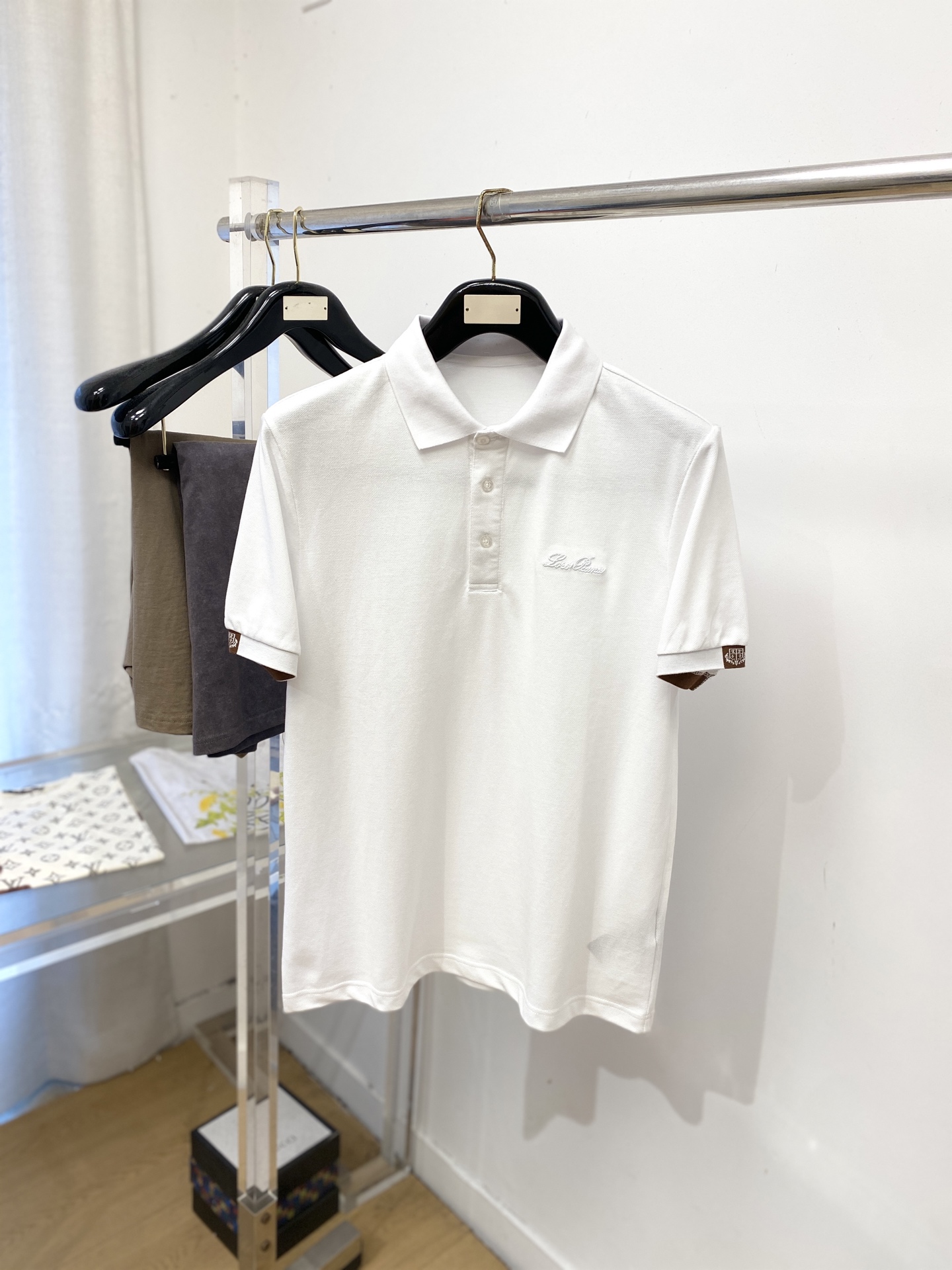 Loro Piana、2026新品短袖T恤，帅气时尚，胸前精致刺绣字母logo，简约百搭款。面料棉 不仅