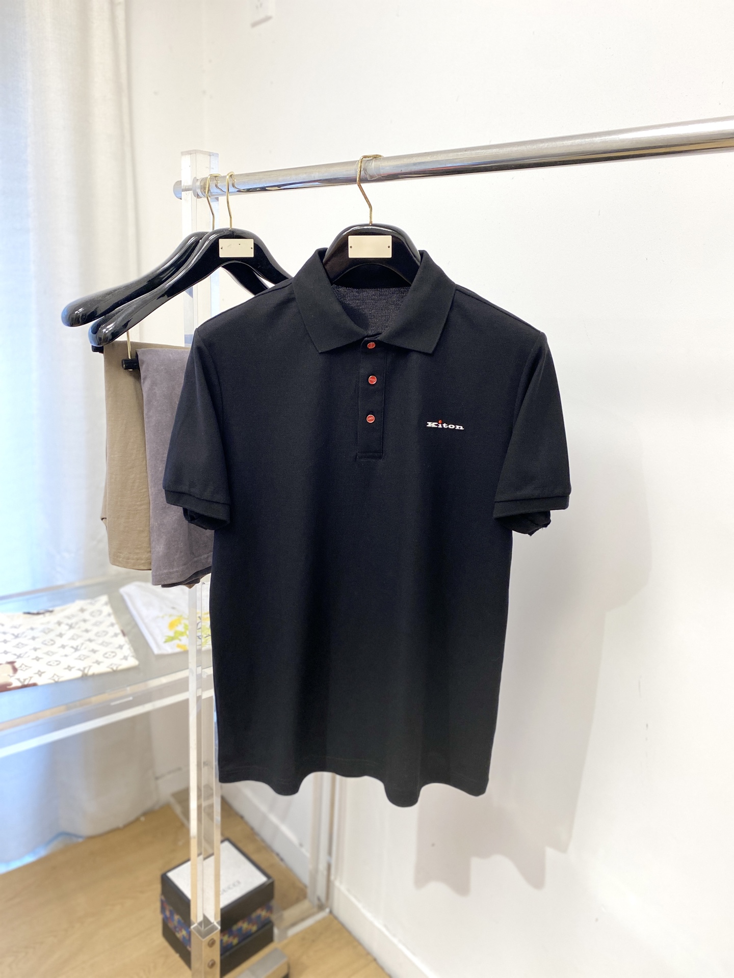 Kiton、2026新品短袖T恤，帅气时尚，胸前精致刺绣字母logo，简约百搭款。面料棉 不仅挺括，保持
