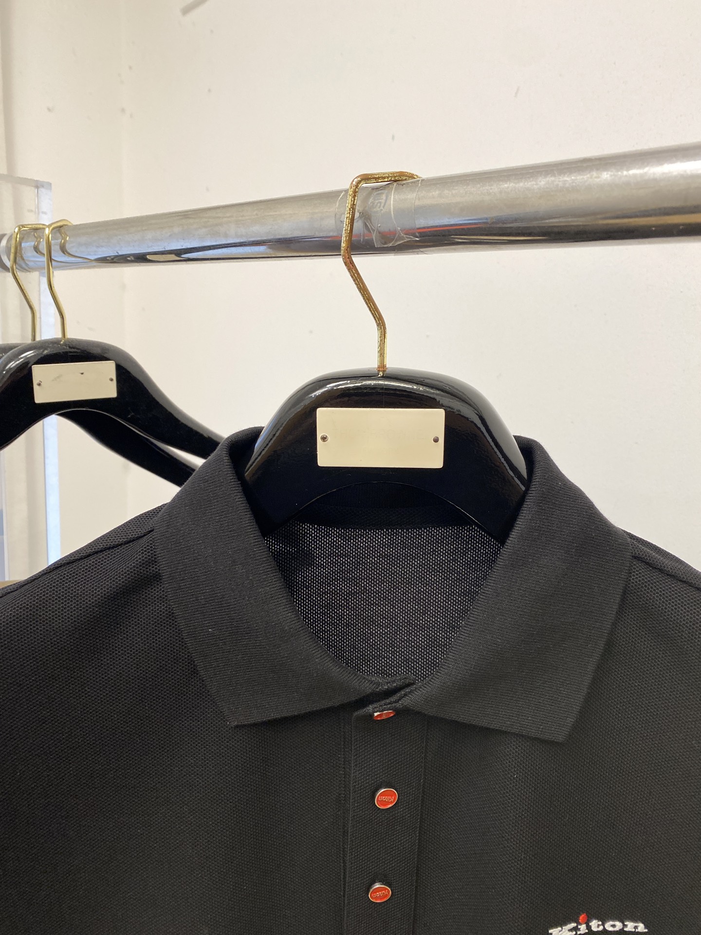 Kiton、2026新品短袖T恤，帅气时尚，胸前精致刺绣字母logo，简约百搭款。面料棉 不仅挺括，保持