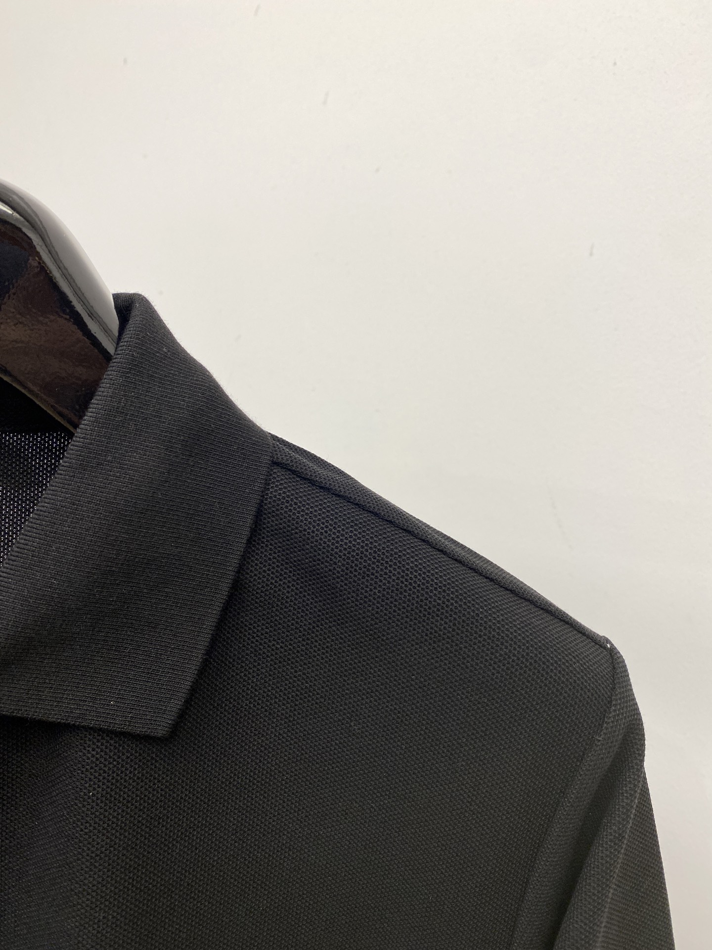 Kiton、2026新品短袖T恤，帅气时尚，胸前精致刺绣字母logo，简约百搭款。面料棉 不仅挺括，保持