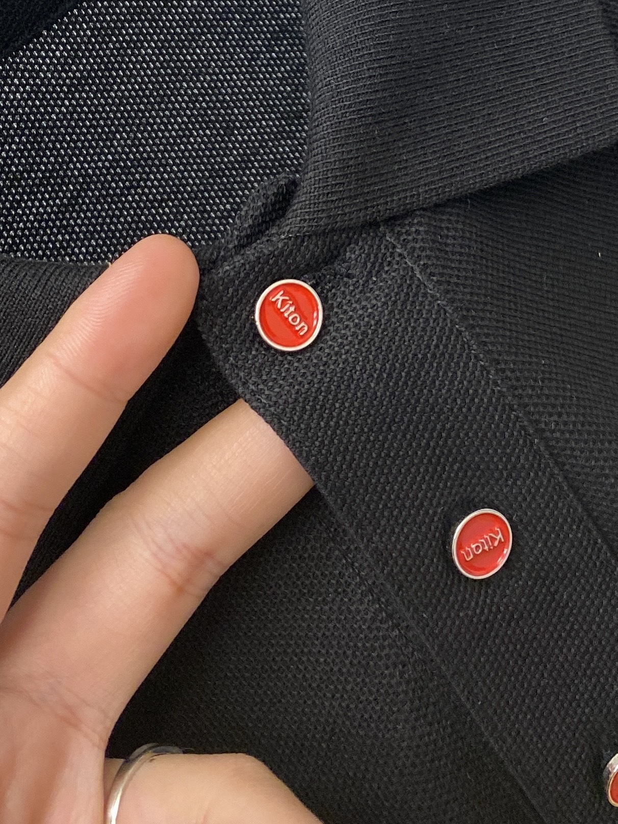 Kiton、2026新品短袖T恤，帅气时尚，胸前精致刺绣字母logo，简约百搭款。面料棉 不仅挺括，保持