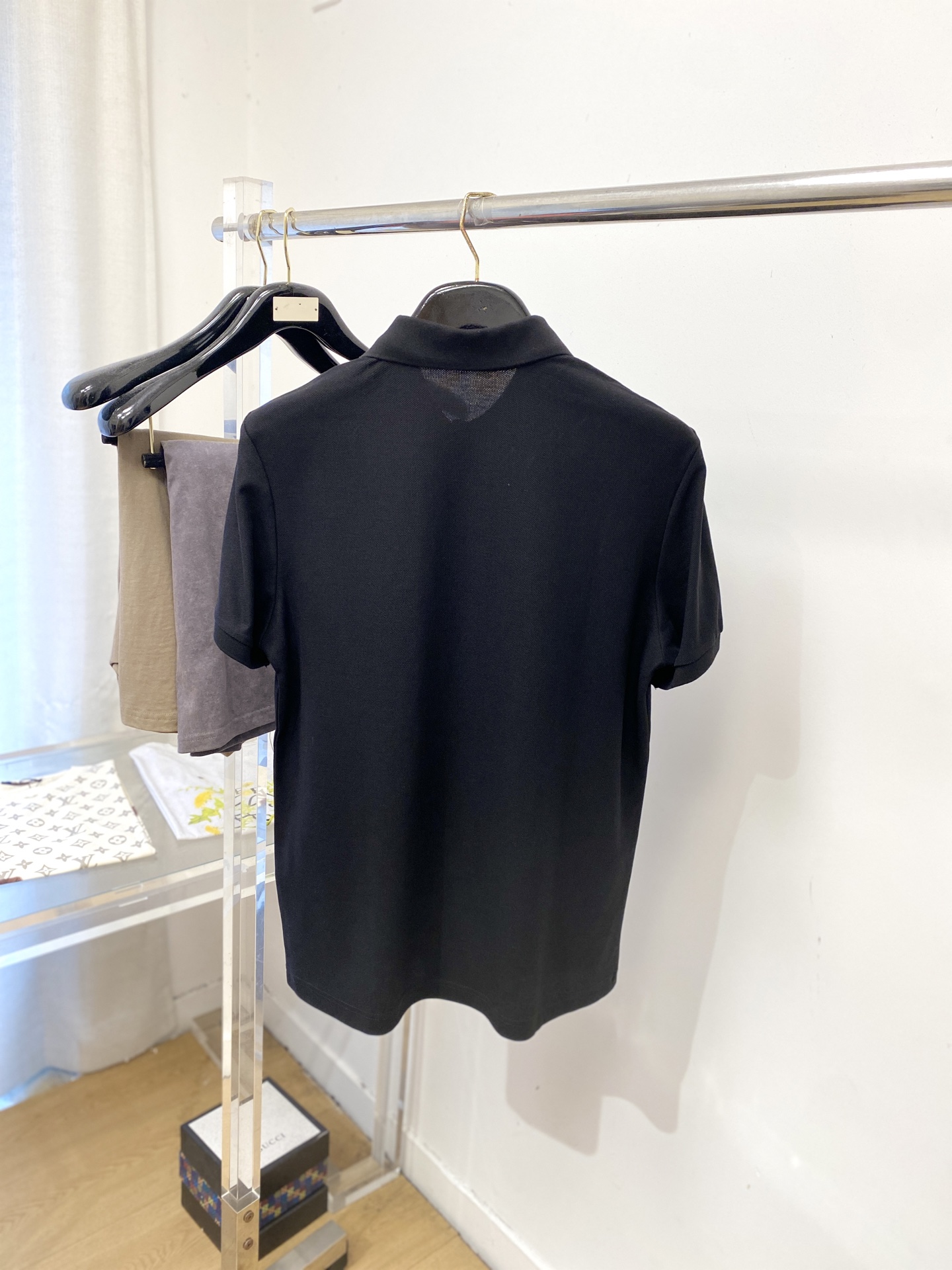 Kiton、2026新品短袖T恤，帅气时尚，胸前精致刺绣字母logo，简约百搭款。面料棉 不仅挺括，保持