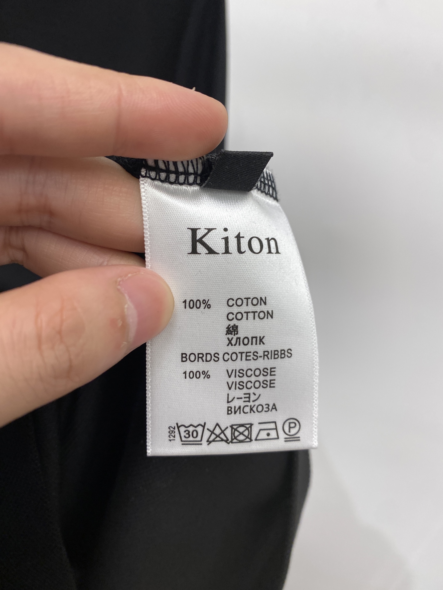 Kiton、2026新品短袖T恤，帅气时尚，胸前精致刺绣字母logo，简约百搭款。面料棉 不仅挺括，保持