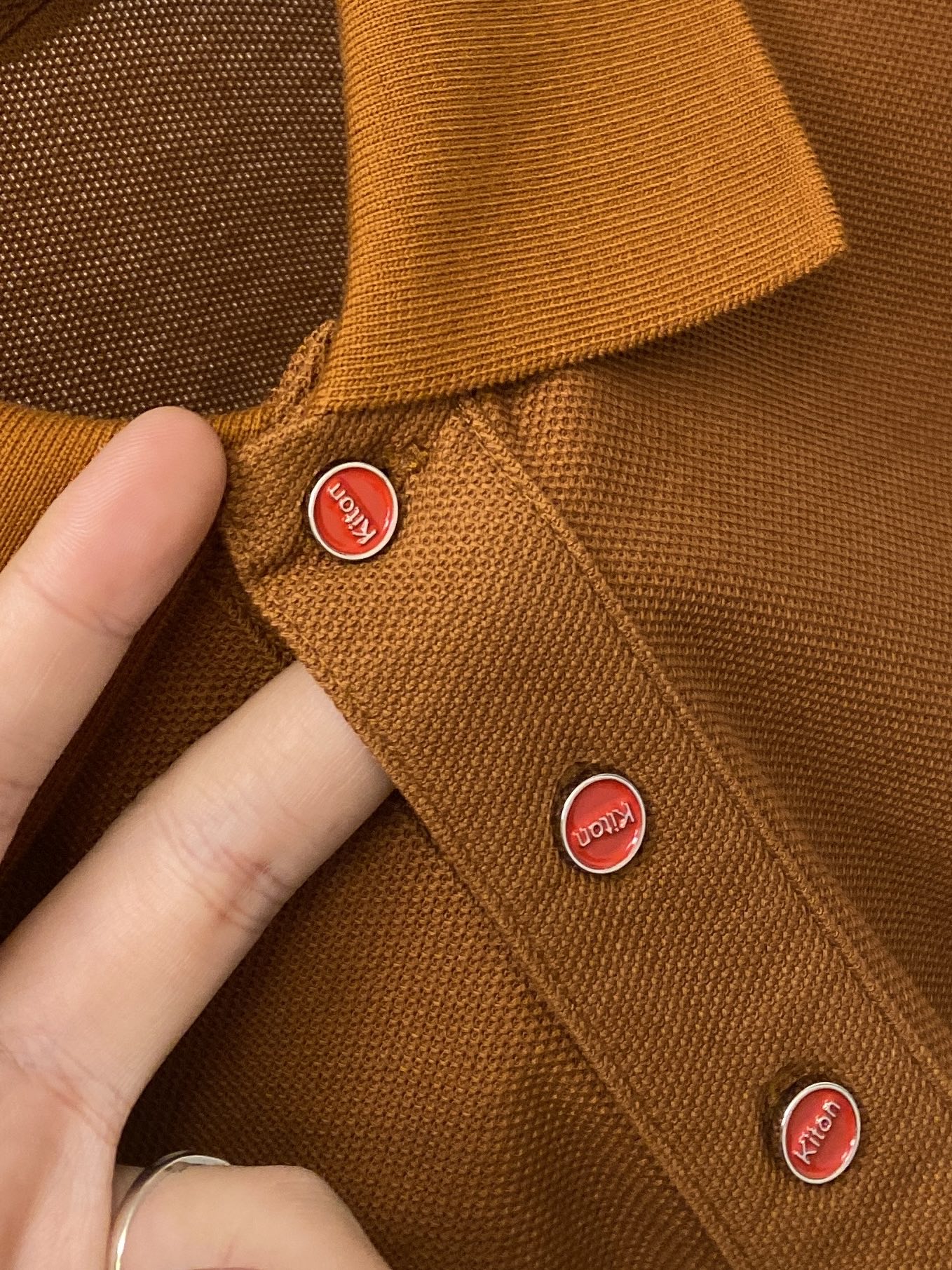Kiton、2026新品短袖T恤，帅气时尚，胸前精致刺绣字母logo，简约百搭款。面料棉 不仅挺括，保持