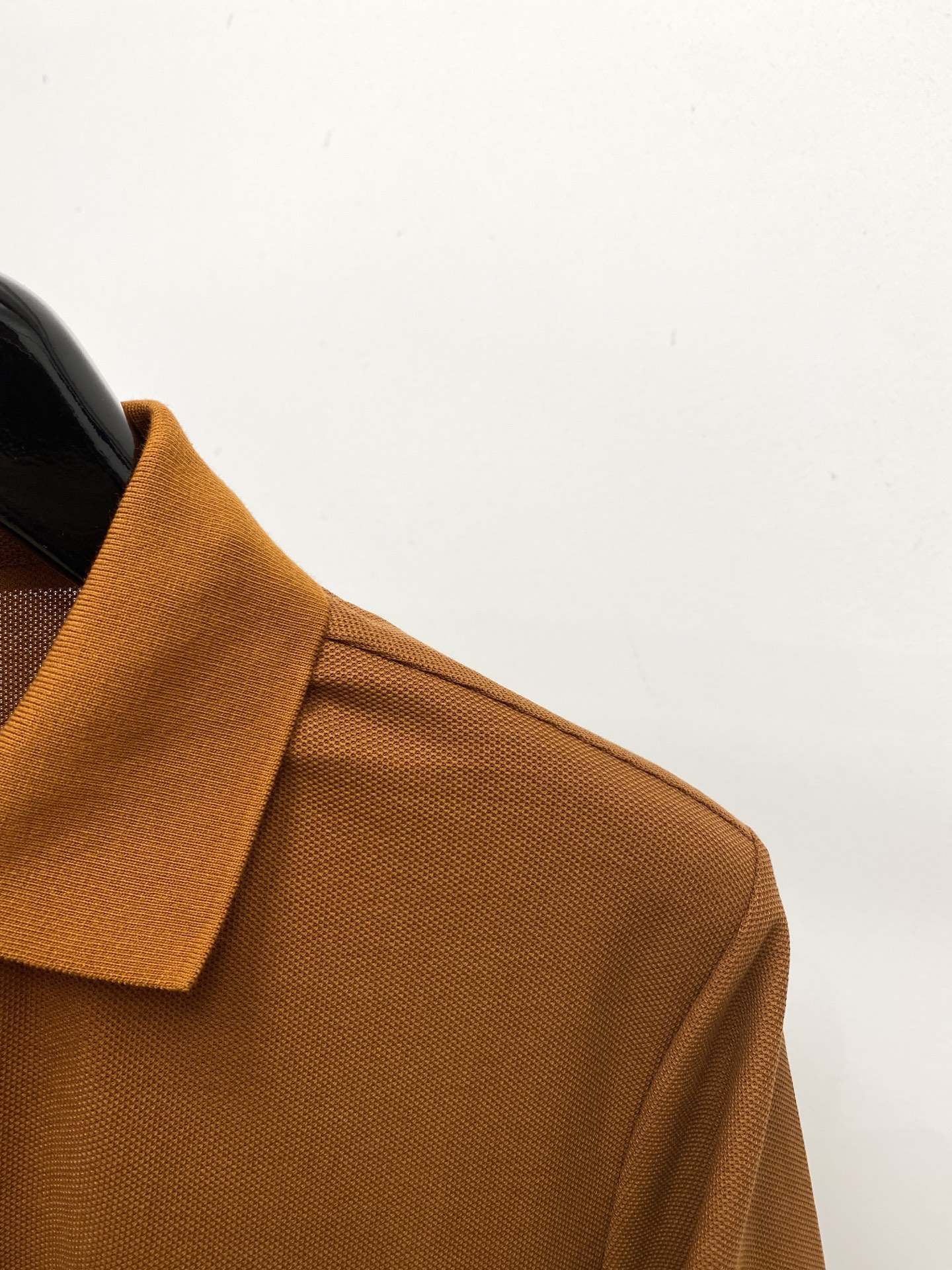 Kiton、2026新品短袖T恤，帅气时尚，胸前精致刺绣字母logo，简约百搭款。面料棉 不仅挺括，保持