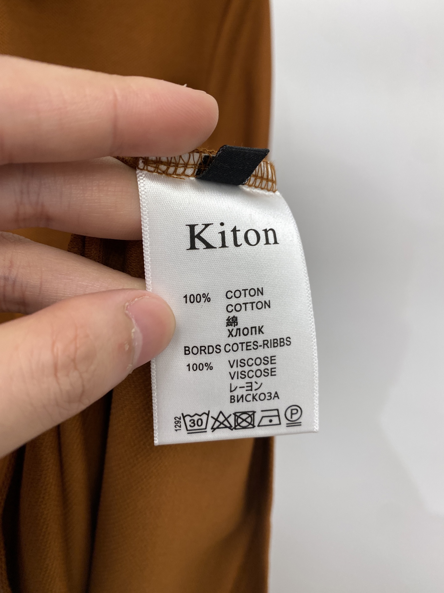Kiton、2026新品短袖T恤，帅气时尚，胸前精致刺绣字母logo，简约百搭款。面料棉 不仅挺括，保持