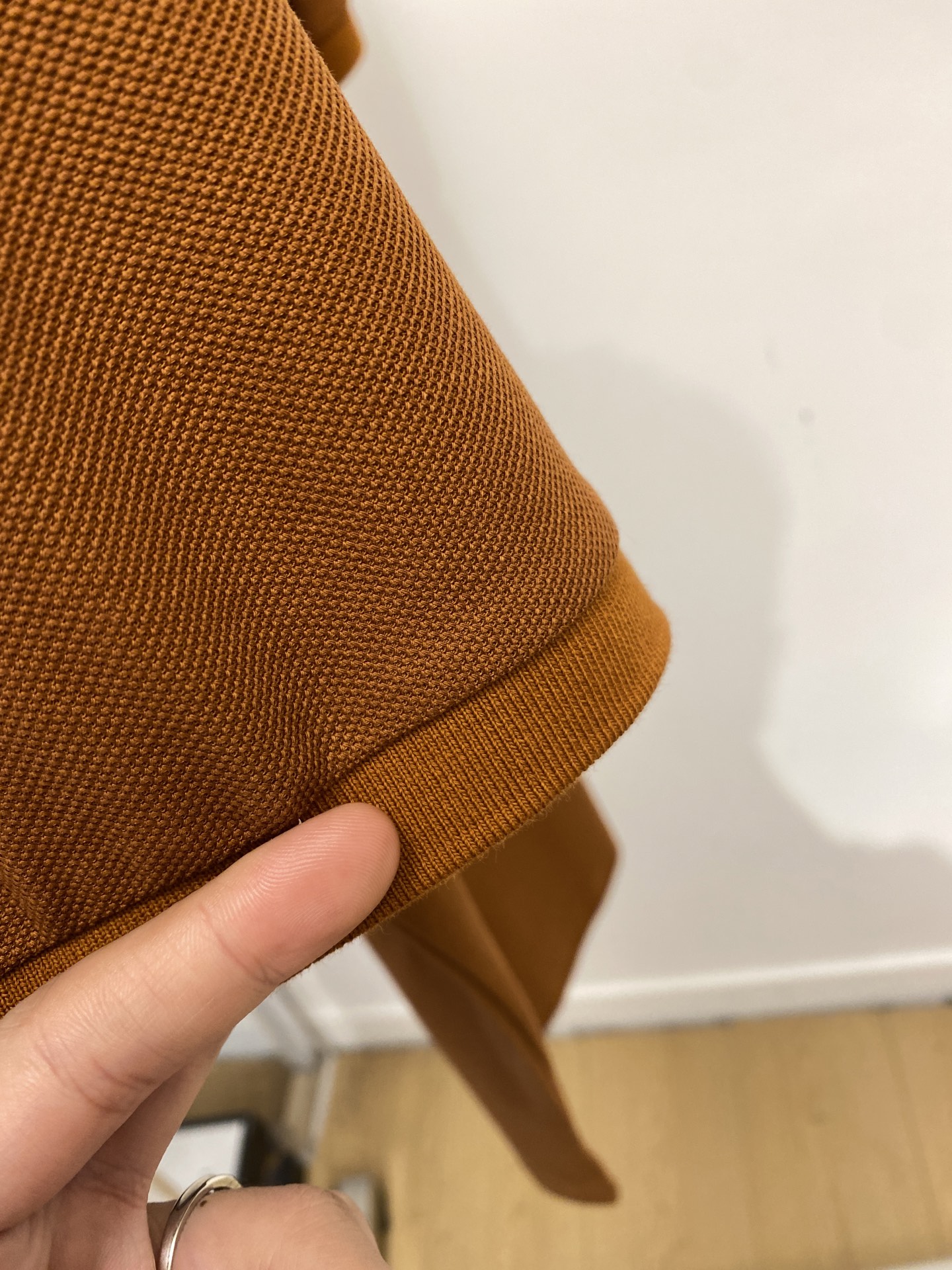 Kiton、2026新品短袖T恤，帅气时尚，胸前精致刺绣字母logo，简约百搭款。面料棉 不仅挺括，保持