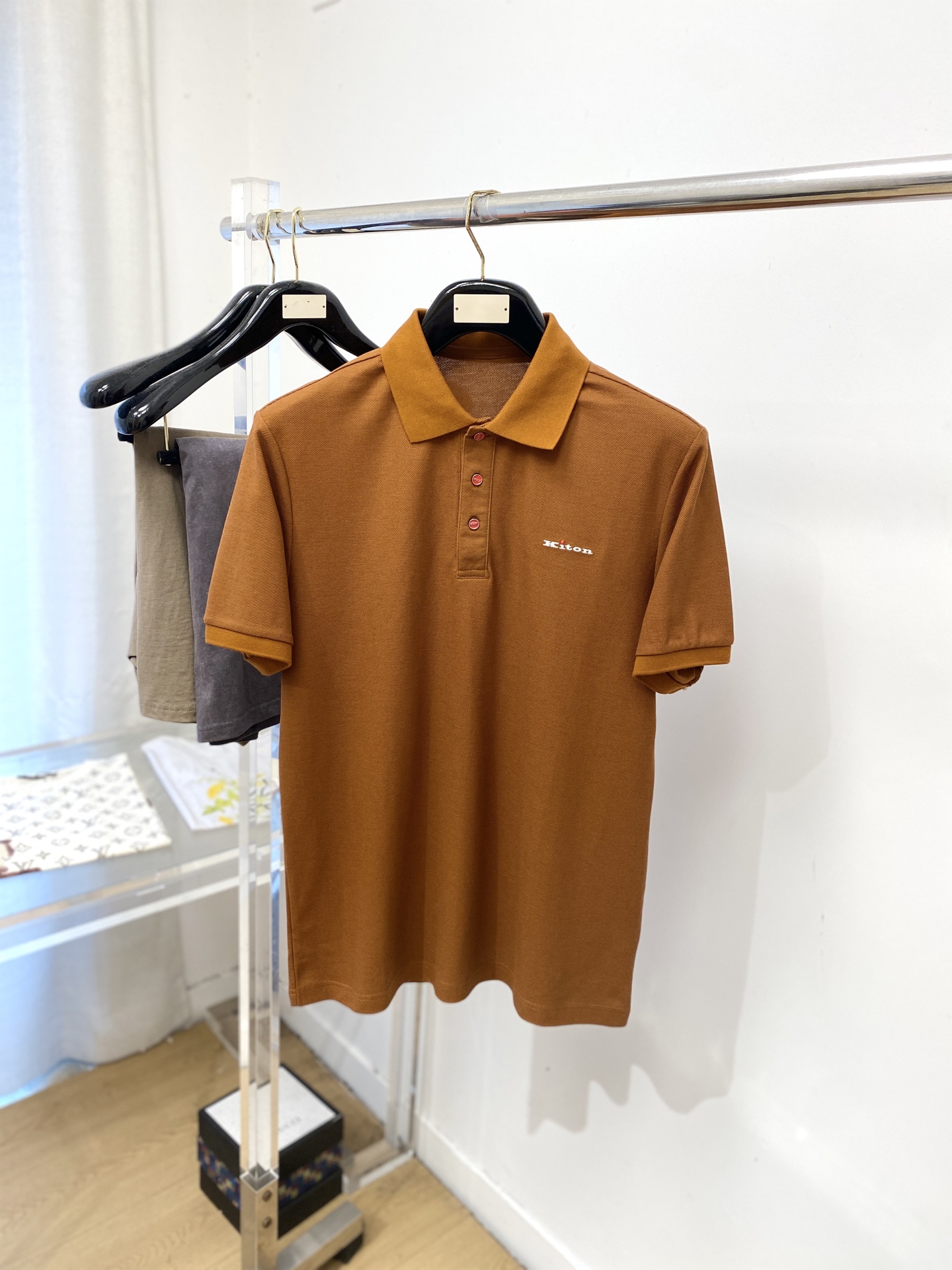 Kiton、2026新品短袖T恤，帅气时尚，胸前精致刺绣字母logo，简约百搭款。面料棉 不仅挺括，保持