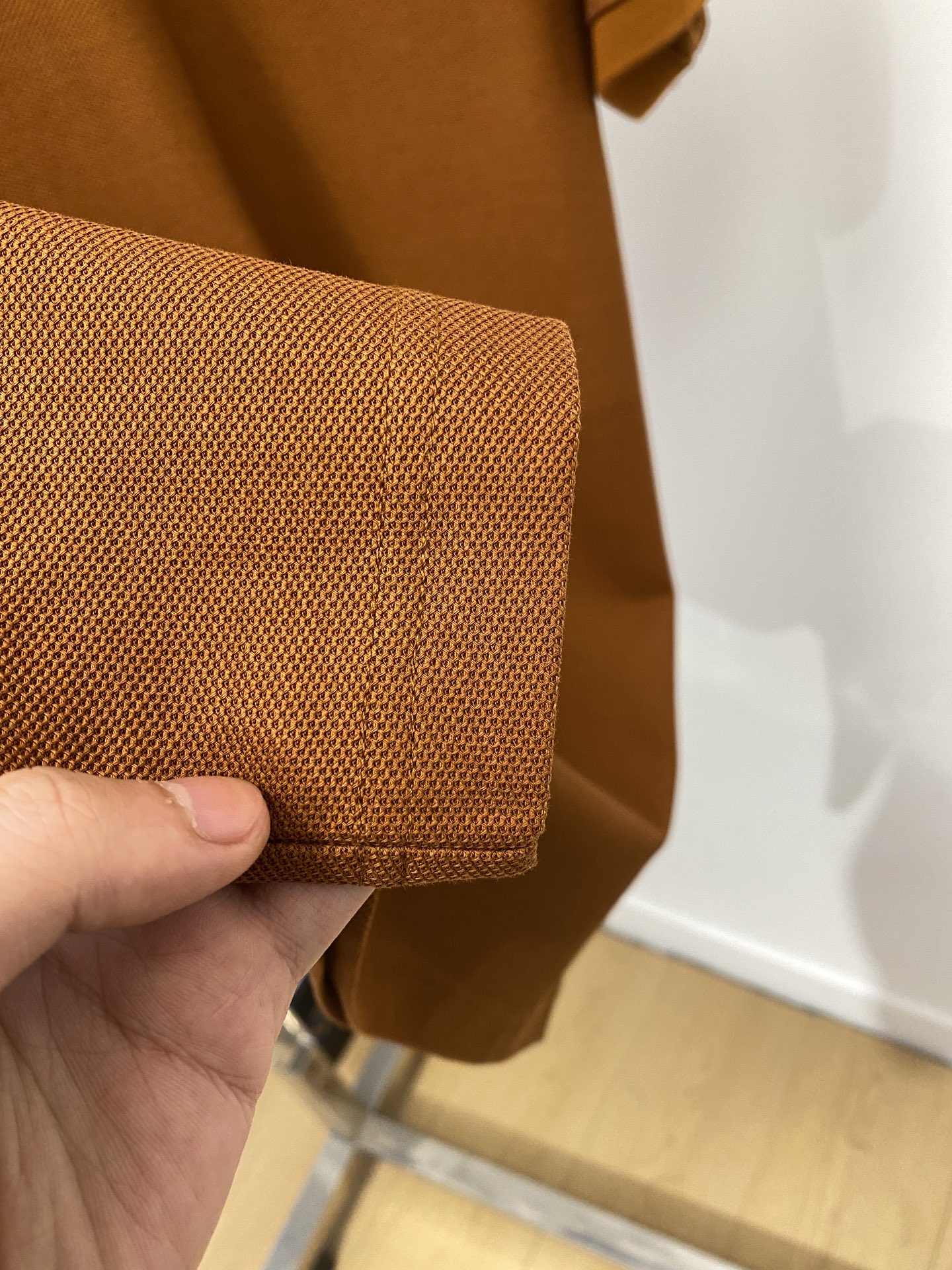 Kiton、2026新品短袖T恤，帅气时尚，胸前精致刺绣字母logo，简约百搭款。面料棉 不仅挺括，保持
