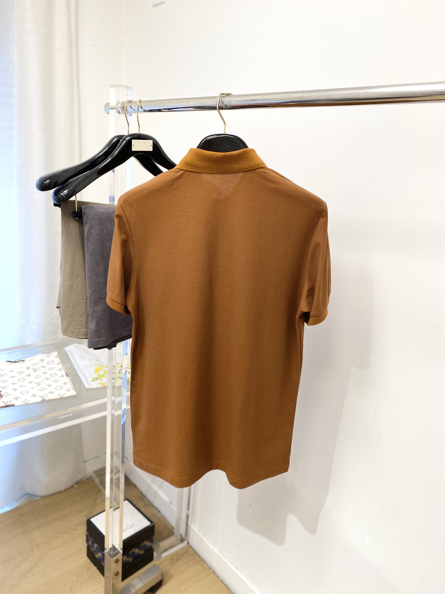 Kiton、2026新品短袖T恤，帅气时尚，胸前精致刺绣字母logo，简约百搭款。面料棉 不仅挺括，保持