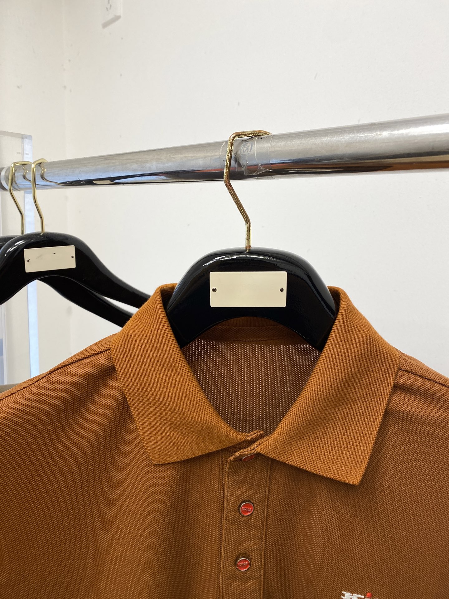 Kiton、2026新品短袖T恤，帅气时尚，胸前精致刺绣字母logo，简约百搭款。面料棉 不仅挺括，保持