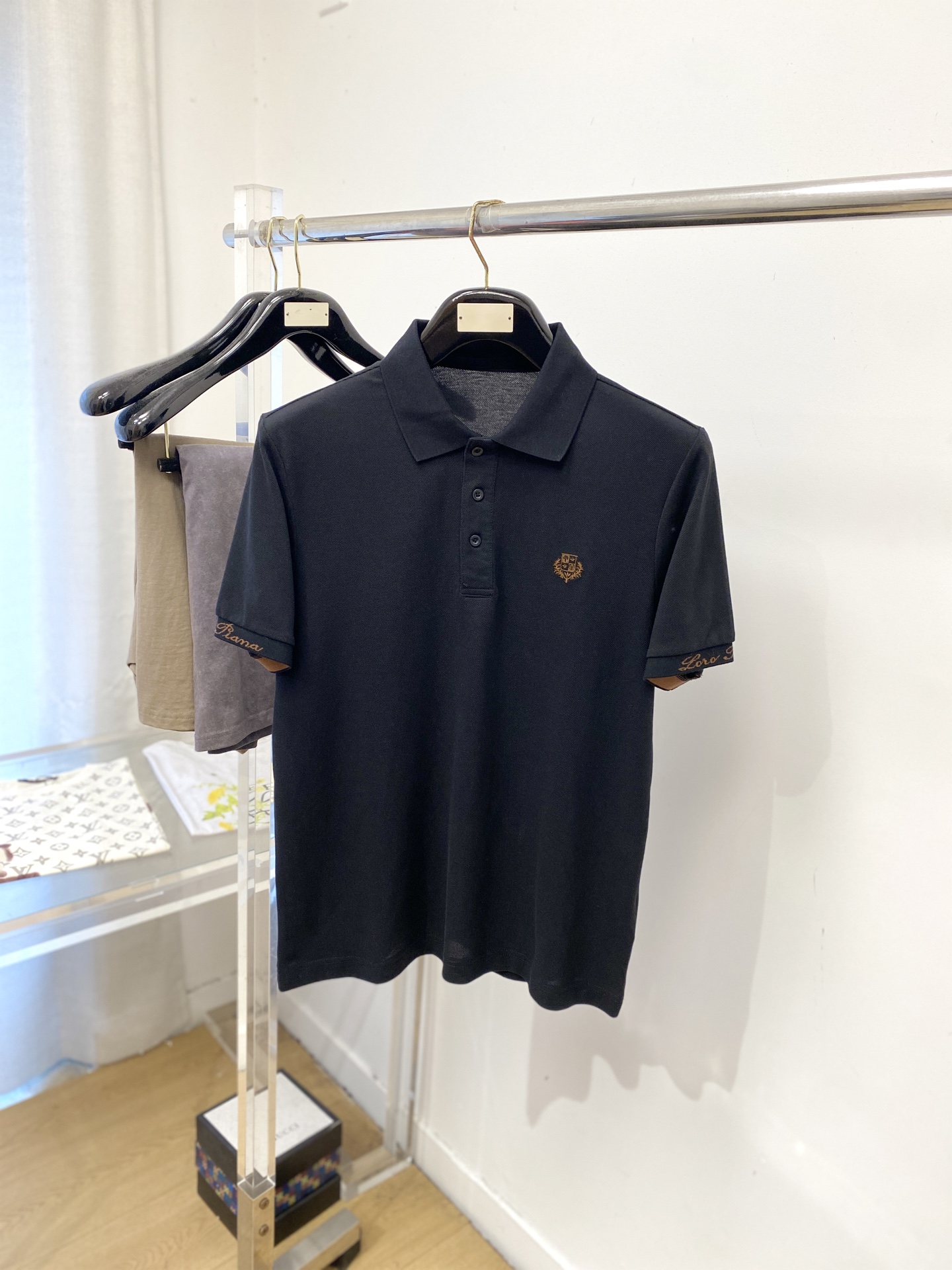 Loro Piana、2026新品短袖T恤，帅气时尚，胸前精致刺绣图案logo，简约百搭款。面料棉 不仅