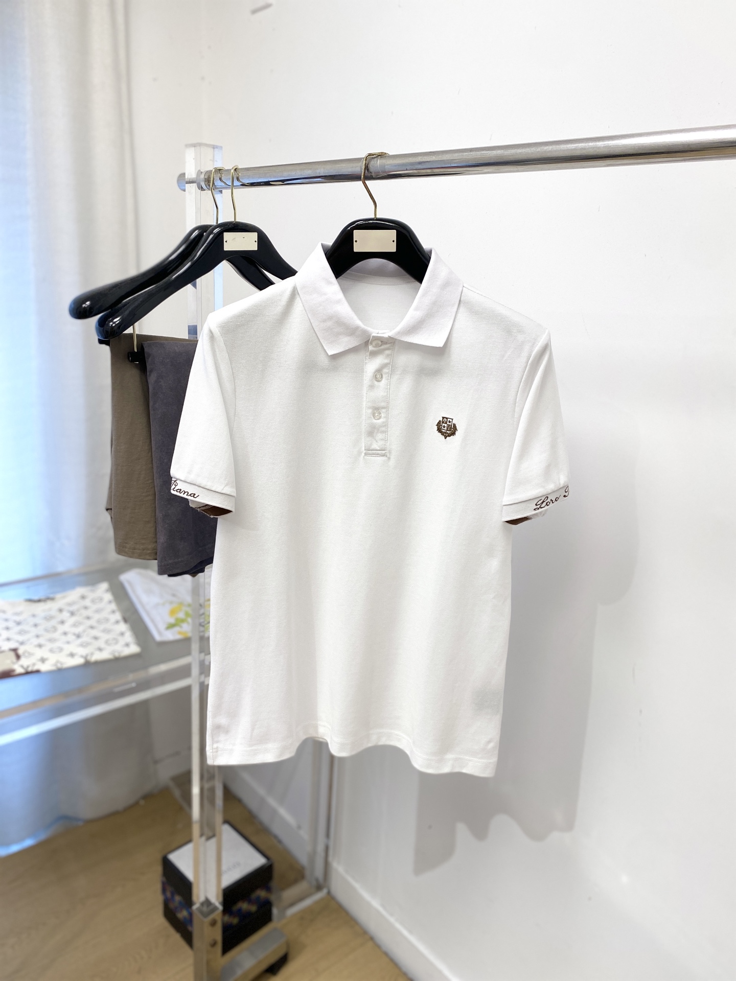 Loro Piana、2026新品短袖T恤，帅气时尚，胸前精致刺绣图案logo，简约百搭款。面料棉 不仅