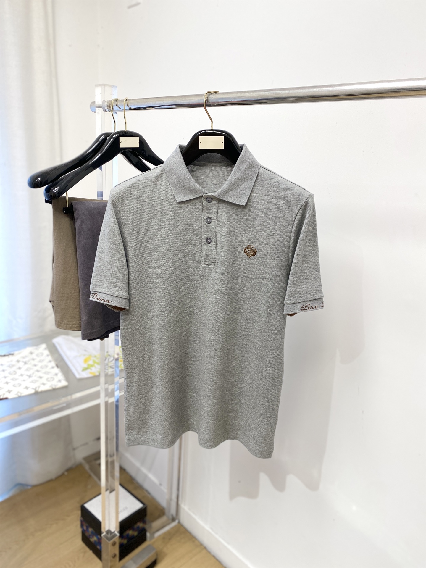 Loro Piana、2026新品短袖T恤，帅气时尚，胸前精致刺绣图案logo，简约百搭款。面料棉 不仅