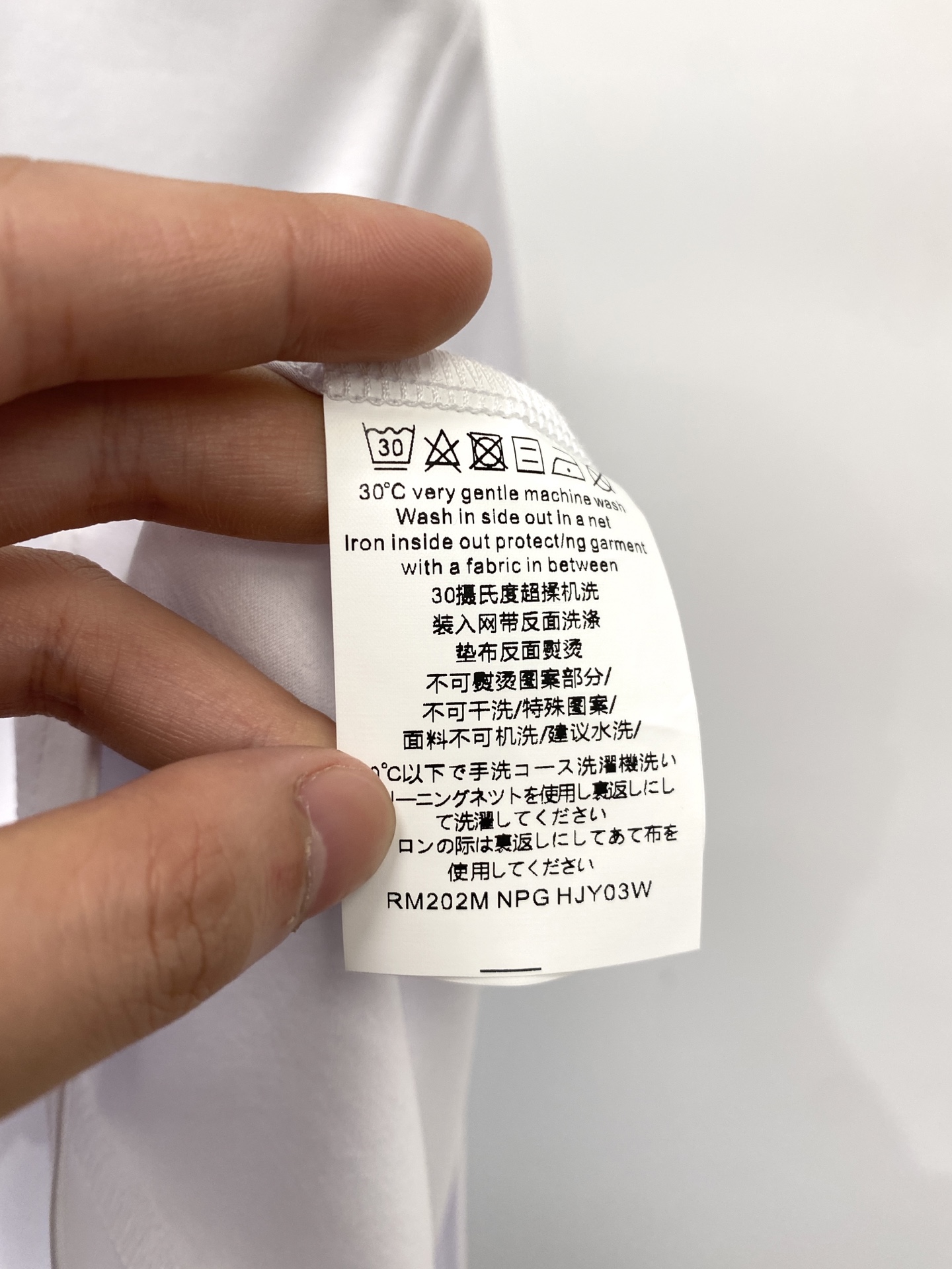 迪奥、2026新品短袖T恤，帅气时尚，衣下精致刺绣图案logo，简约百搭款。面料棉 不仅挺括，保持潮流的