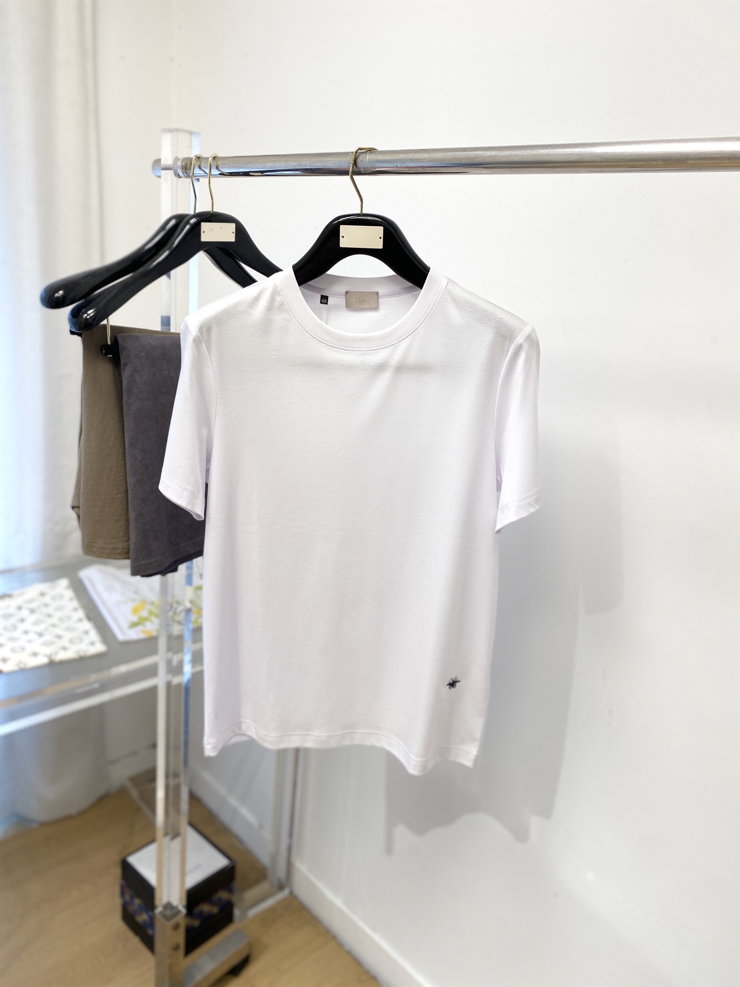 NO:847276,Dior, 2026 new short-sleeved T-shirt, handsome and fashionable, with exquisite embroidered logo on the bottom, simple and versatile. The fabric cotton is not only crisp and maintains the trendy silhouette, but also comfortable to wear, and the yarn is more delicate. Size M-3XL, dior, T-shirt, tees, t-shirt,19860909迪奥、2026新品短袖T恤,帅气时尚,衣下精致刺绣图案logo,简约百搭款.面料棉 不仅挺括,保持潮流的廓形,又穿着舒适,纱织更细腻,码数M-3XL,,dior,T-shirt,tees，t-shirt,,Men's clothing