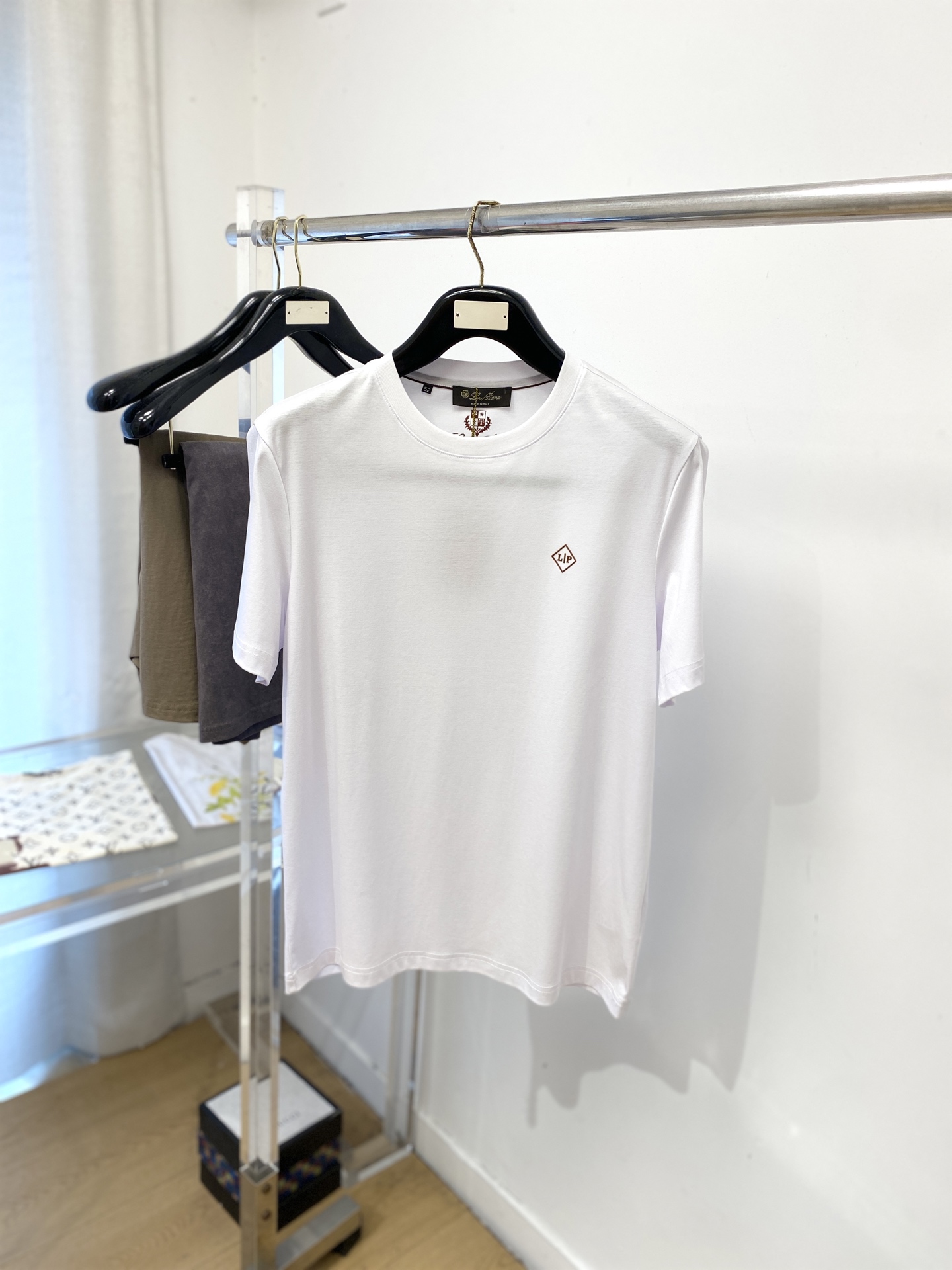 NO:847277,LP, 2026 new short-sleeved T-shirt, handsome and fashionable, top-notch printed letter logo on the chest, simple and versatile. The fabric cotton is not only crisp and maintains the trendy silhouette, but also comfortable to wear, and the yarn is more delicate. Size M-3XL, loro piana, T-shirt, tees, t-shirt,19860909LP、2026新品短袖T恤,帅气时尚,胸前顶级印胶字母logo,简约百搭款.面料棉 不仅挺括,保持潮流的廓形,又穿着舒适,纱织更细腻,码数M-3XL,,loro piana,T-shirt,tees，t-shirt,,Men's clothing