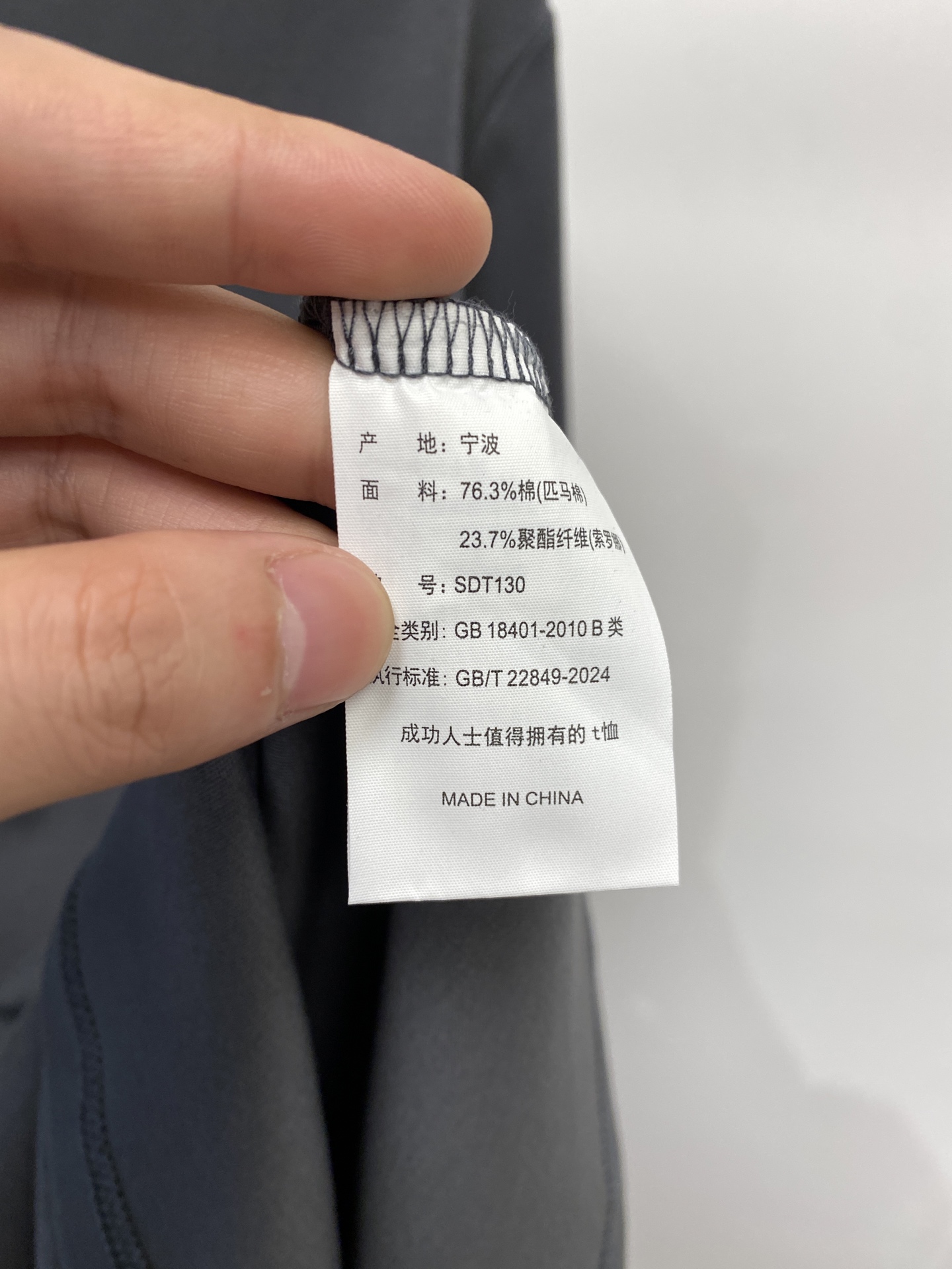 爱马仕、2026新品短袖T恤，帅气时尚，胸前刺绣装饰图案logo，简约百搭款。面料棉 不仅挺括，保持潮流